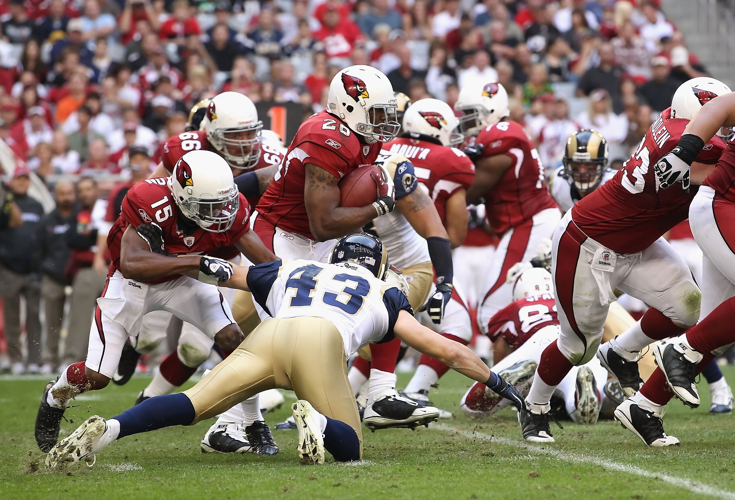 GLENDALE, AZ - DECEMBER 05: Runningback Beanie Wells #26 of the Arizona Cardinals rushes the football against the St. Louis Rams during the NFL game at the University of Phoenix Stadium on December 5, 2010 in Glendale, Arizona. (Photo by Christian Peter GLENDALE, AZ - DECEMBER 05: Runningback Beanie Wells #26 of the Arizona Cardinals rushes the football against the St. Louis Rams during the NFL game at the University of Phoenix Stadium on December 5, 2010 in Glendale, Arizona. (Photo by Christian Peter