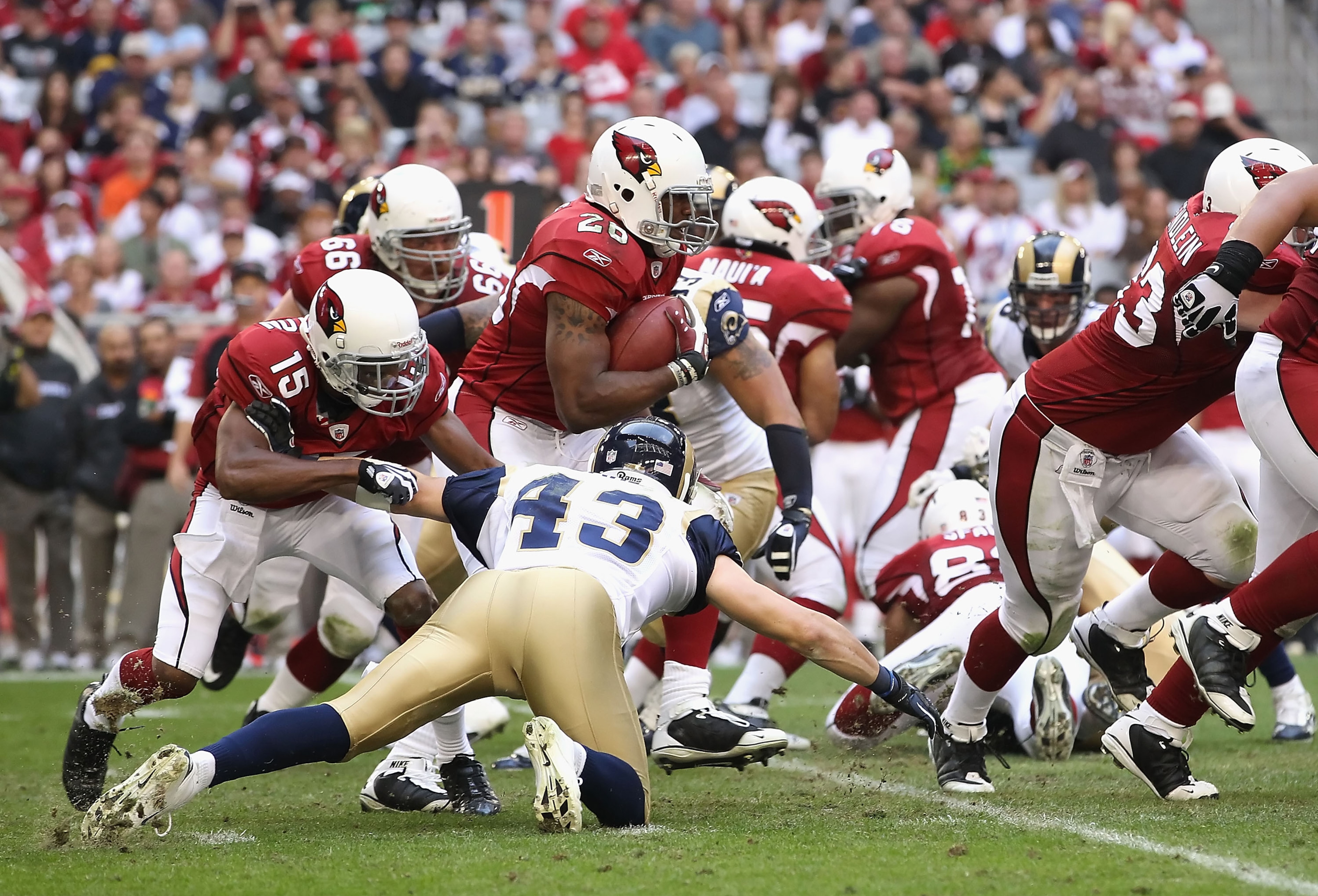 GLENDALE, AZ - DECEMBER 05:  Runningback Beanie Wells #26 of the Arizona Cardinals rushes the football against the St. Louis Rams during the NFL game at the University of Phoenix Stadium on December 5, 2010 in Glendale, Arizona.  (Photo by Christian Peter