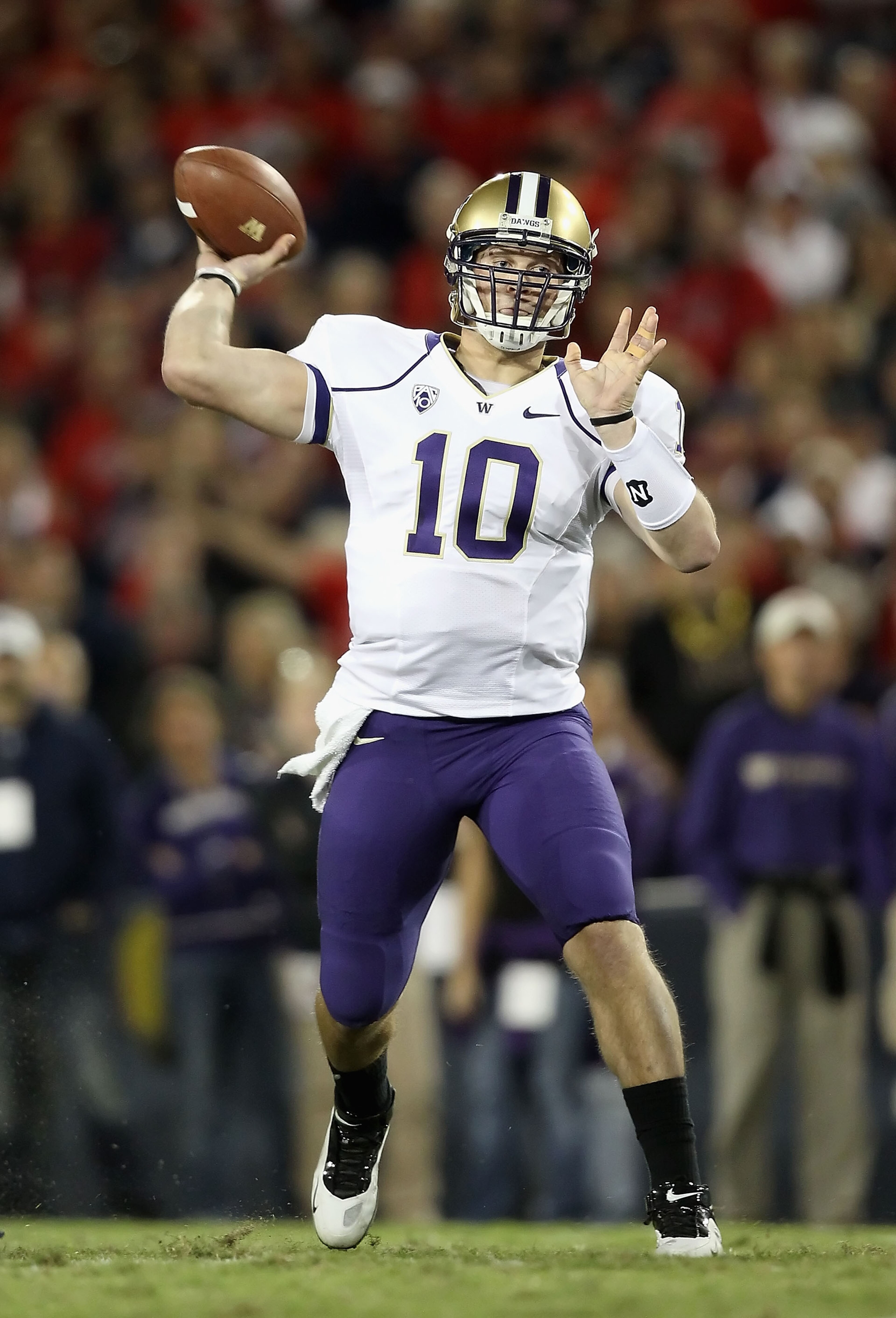 TUCSON, AZ - OCTOBER 23:  Quarterback Jake Locker #10 of the Washington Huskies throws a pass during the college football game against the Arizona Wildcats at Arizona Stadium on October 23, 2010 in Tucson, Arizona.  (Photo by Christian Petersen/Getty Imag