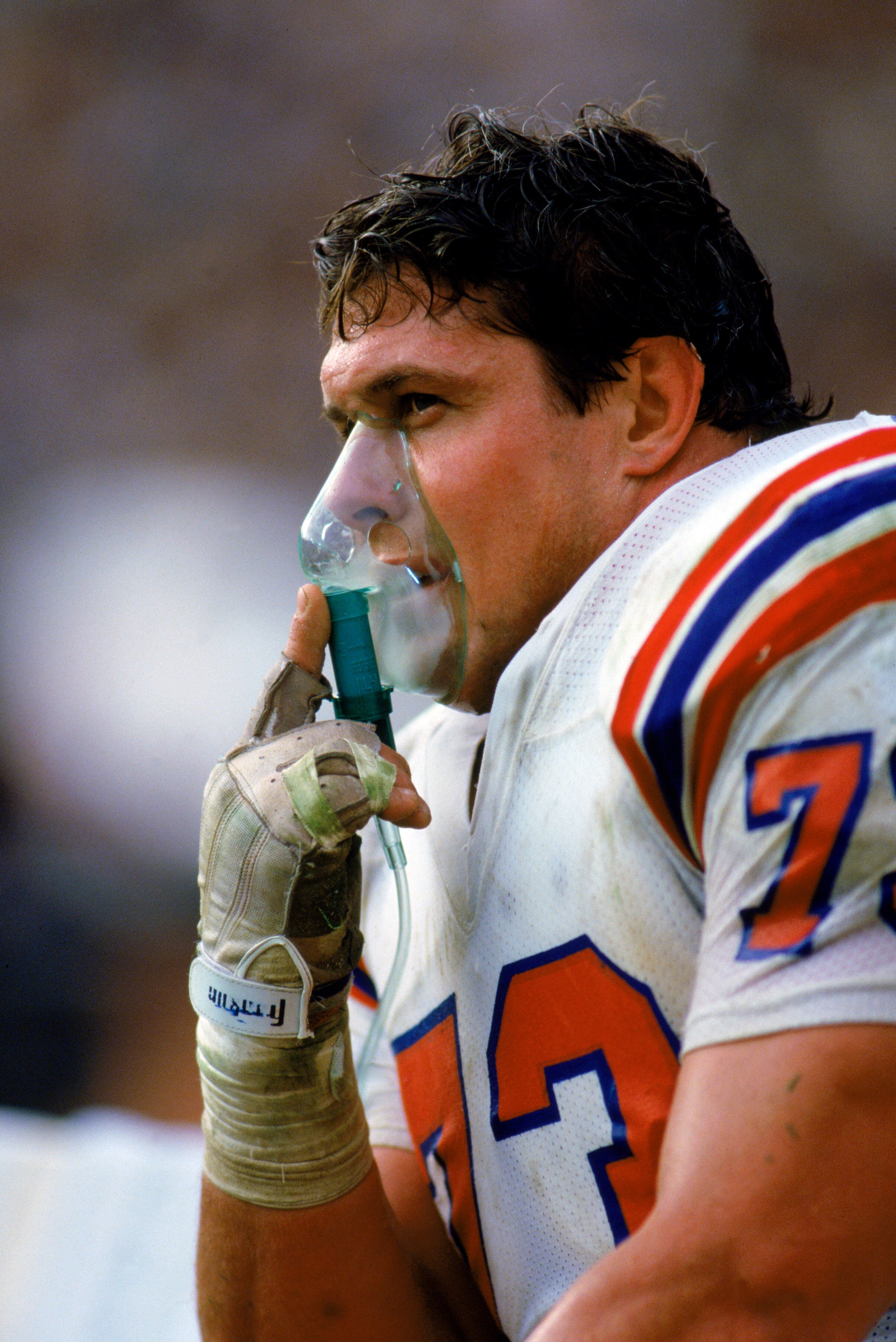 1985:  Offensive linebacker John Hannah #73 of the New England Patriots takes a breather with the help of an oxygen mask during a 1985 NFL game.  (Photo by Rick Stewart/Getty Images)