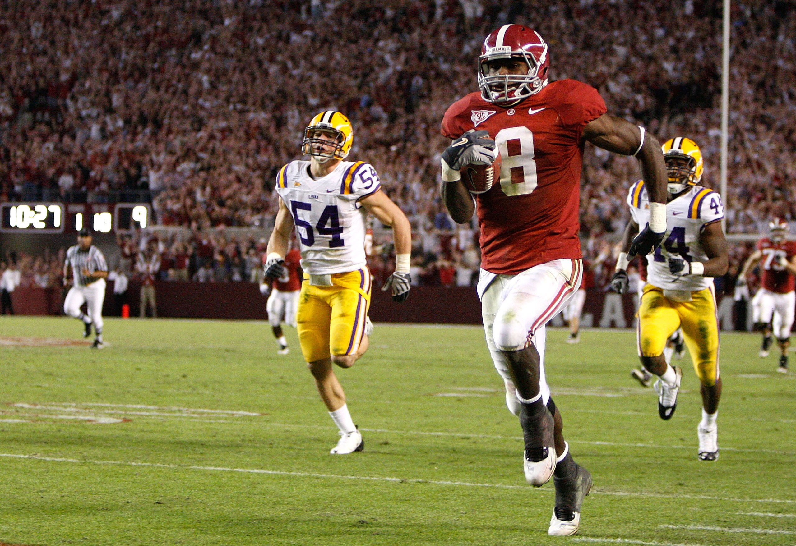 TUSCALOOSA, AL - NOVEMBER 07:  Julio Jones #8 of the Alabama Crimson Tide rushes upfield for a 73 yard touchdown against the Louisiana State University Tigers at Bryant-Denny Stadium on November 7, 2009 in Tuscaloosa, Alabama.  (Photo by Kevin C. Cox/Gett