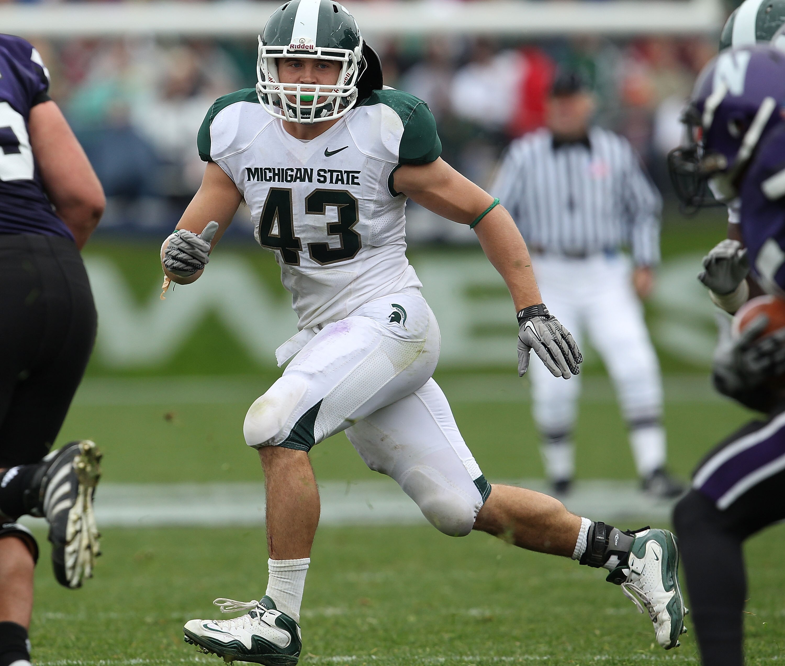EVANSTON, IL - OCTOBER 23: Eric Gordon #43 of the Michigan State Spartans follows a play against the Northwestern Wildcats at Ryan Field on October 23, 2010 in Evanston, Illinois. Michigan State defeated Northwestern 35-27. (Photo by Jonathan Daniel/Getty