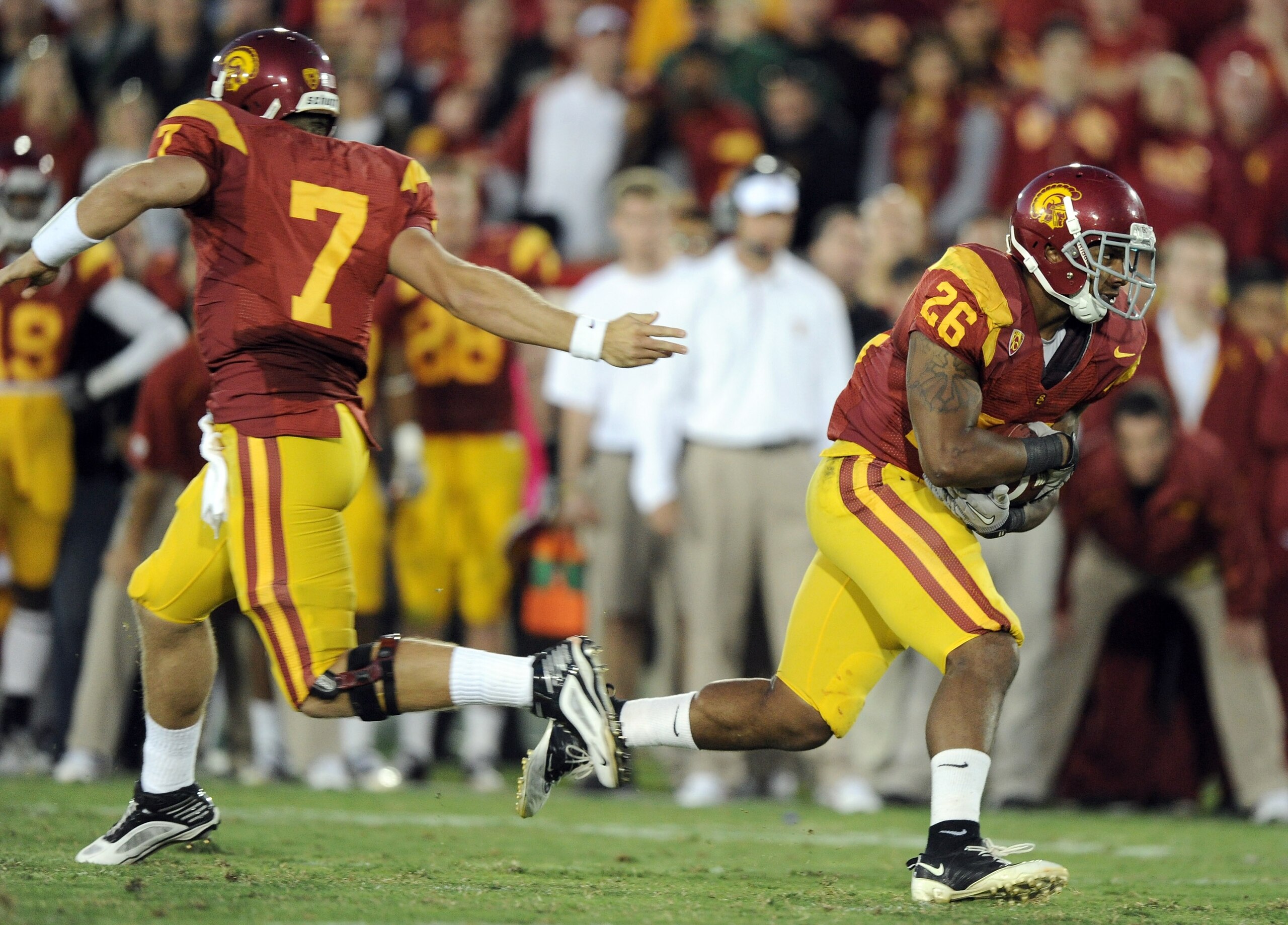 LOS ANGELES, CA - OCTOBER 30: Marc Tyler #26 of the USC Trojans takes a handoff from Matt Barkley #7 against the Oregon Ducks at Los Angeles Memorial Coliseum on October 30, 2010 in Los Angeles, California. (Photo by Harry How/Getty Images) LOS ANGELES, CA - OCTOBER 30: Marc Tyler #26 of the USC Trojans takes a handoff from Matt Barkley #7 against the Oregon Ducks at Los Angeles Memorial Coliseum on October 30, 2010 in Los Angeles, California. (Photo by Harry How/Getty Images)