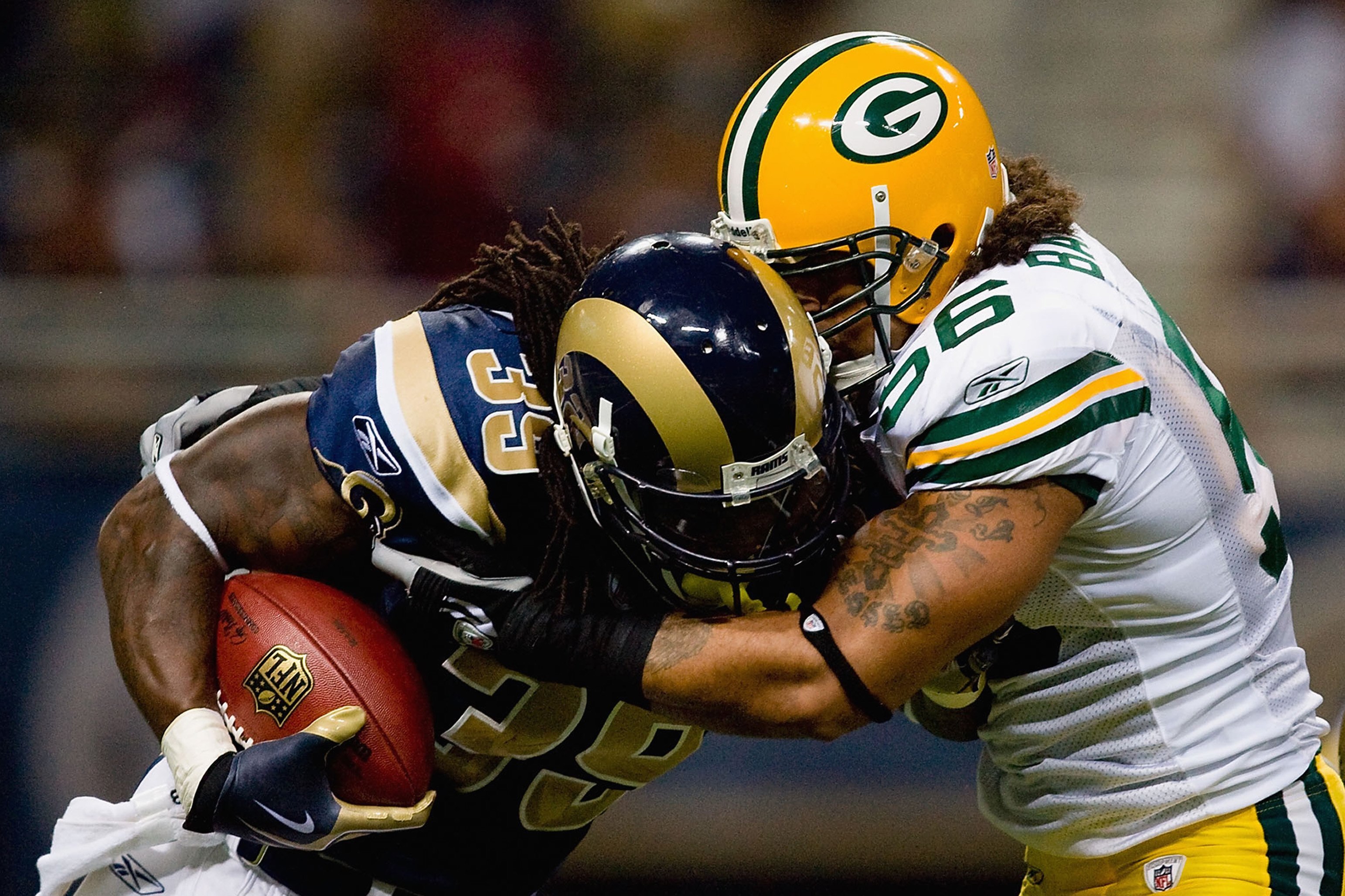 ST. LOUIS, MO - SEPTEMBER 27:  Steven Jackson #39 of the St. Louis Rams carries the ball against Nick Barnett #56 of the Green Bay Packers during the game at the Edward Jones Dome on September 27, 2009 in St. Louis, Missouri.  (Photo by Dilip Vishwanat/Ge