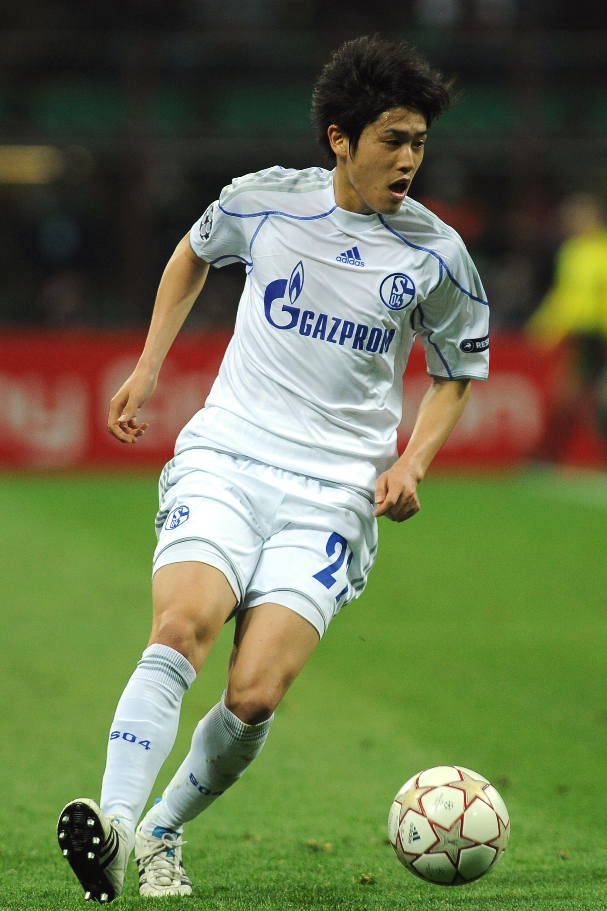 MILAN, ITALY - APRIL 05:  Atsuto Uchida of Schalke 04 runs with the ball during the UEFA Champions League Quarter Final match between FC Internazionale Milano and Schalke 04 at San Siro Stadium on April 5, 2011 in Milan, Italy.  (Photo by Valerio Pennicin