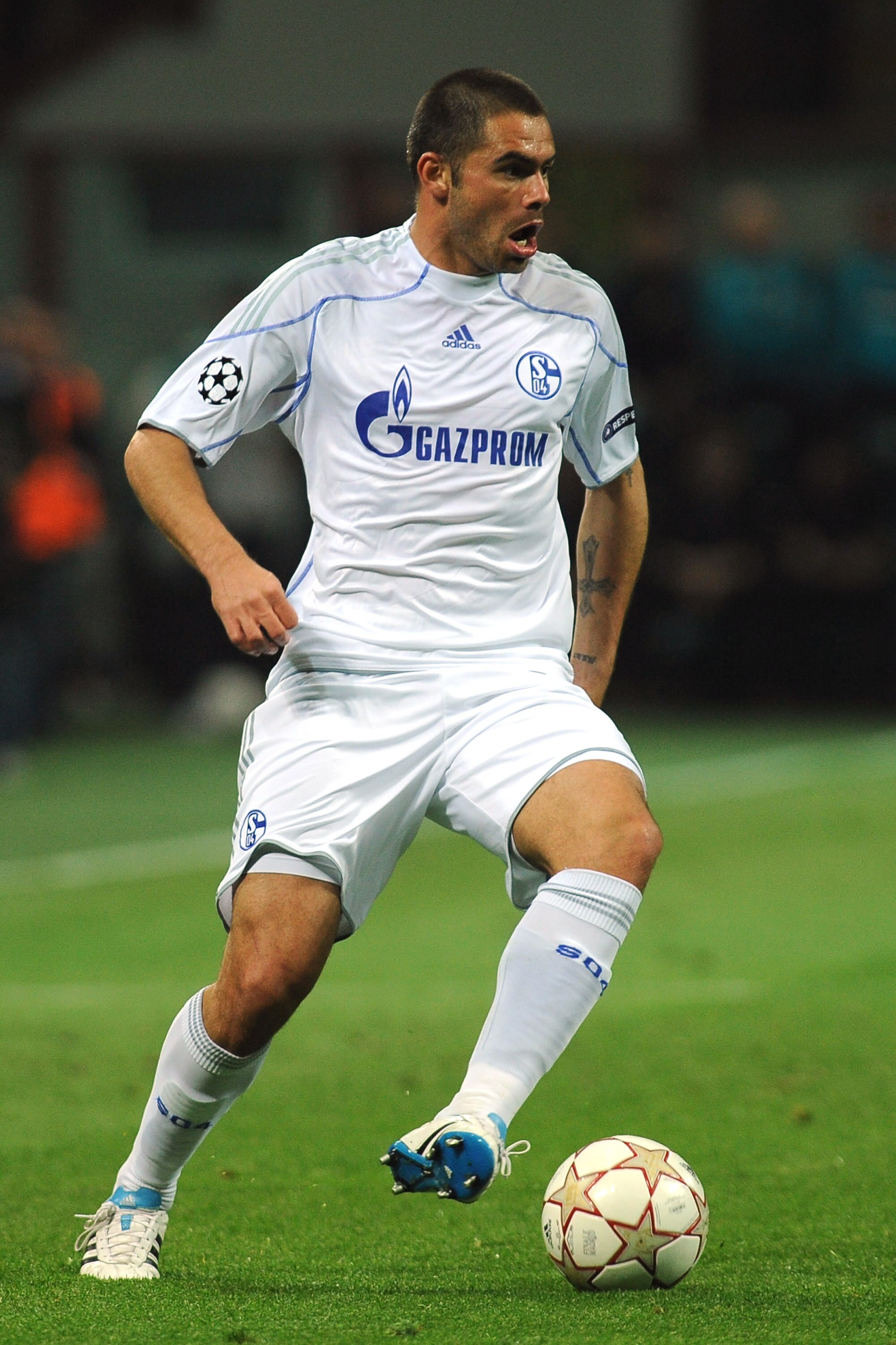 MILAN, ITALY - APRIL 05:  Edu of Schalke 04 runs with the ball during the UEFA Champions League Quarter Final match between FC Internazionale Milano and Schalke 04 at San Siro Stadium on April 5, 2011 in Milan, Italy.  (Photo by Valerio Pennicino/Getty Im