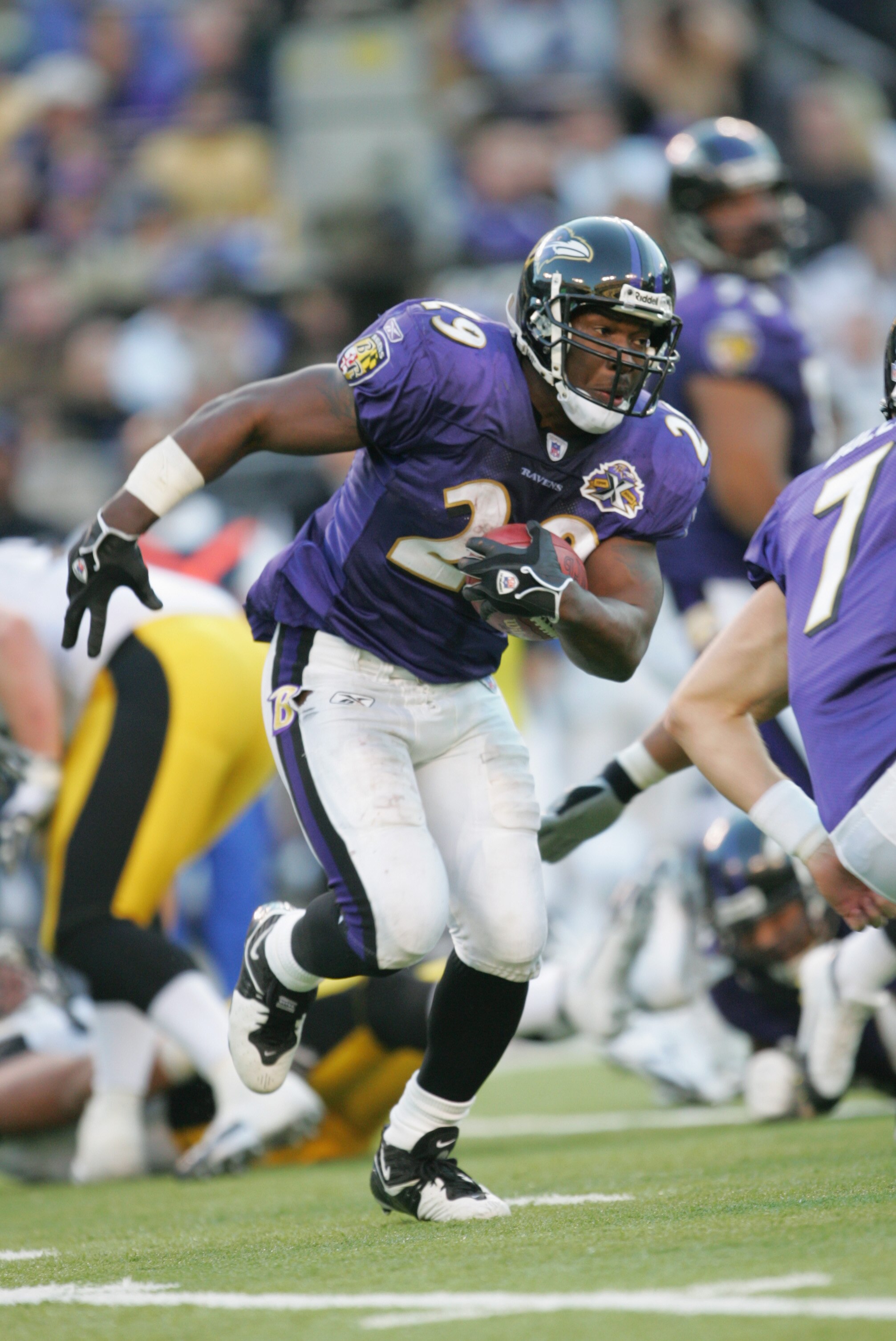 BALTIMORE - NOVEMBER 20: Chester Taylor #29 of the Baltimore Ravens carries the ball during the game against the Pittsburgh Steelers on November 20, 2005 at M&T Bank Stadium in Baltimore, Maryland. (Photo by:Jamie Squire/Getty Images)