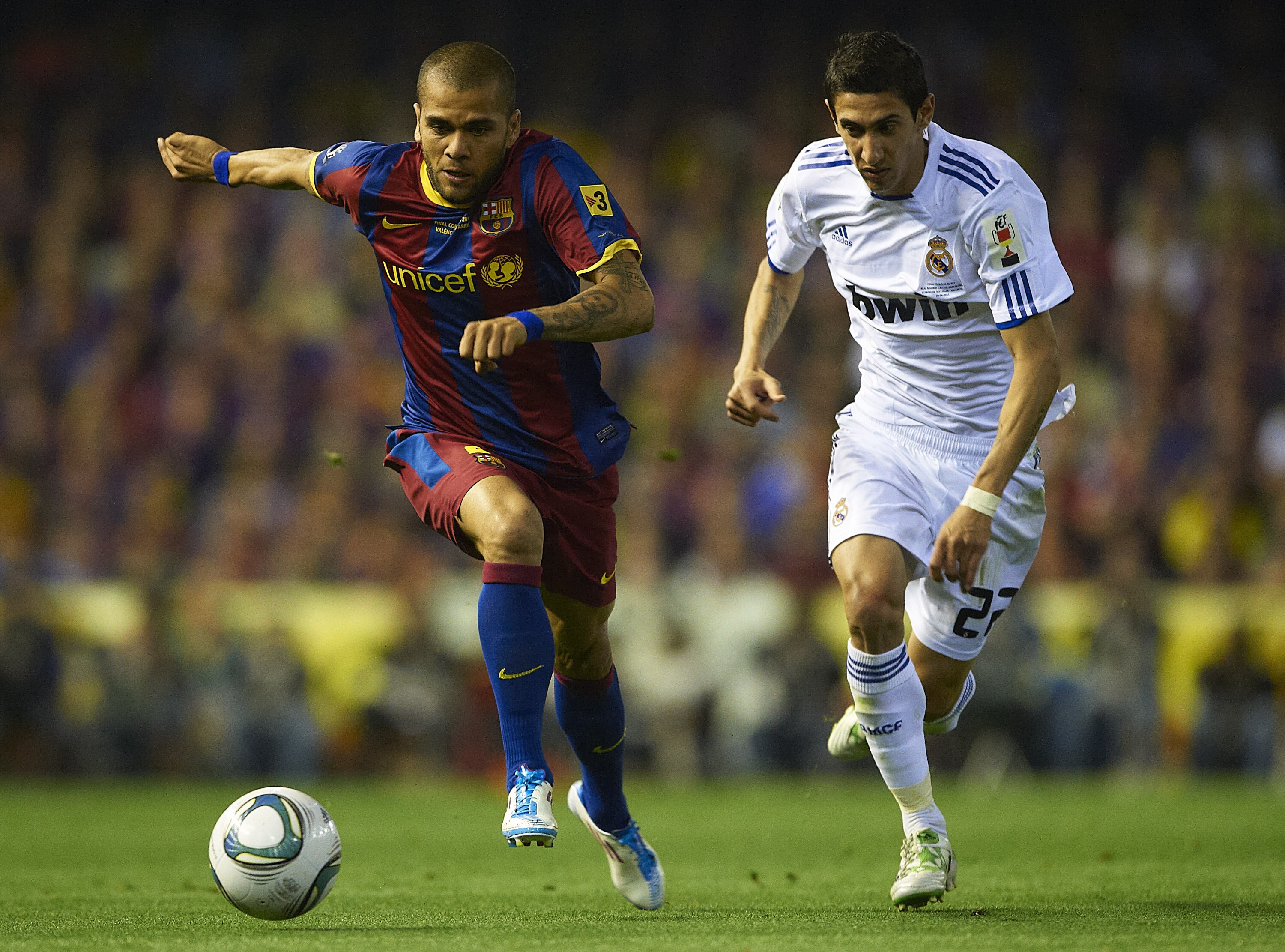 VALENCIA, BARCELONA - APRIL 20:  Daniel Alves (L) of Barcelona and Angel Di Maria of Real Madrid competes for the ball during the Copa del Rey final match between Real Madrid and Barcelona at Estadio Mestalla on April 20, 2011 in Valencia, Spain. Real Mad