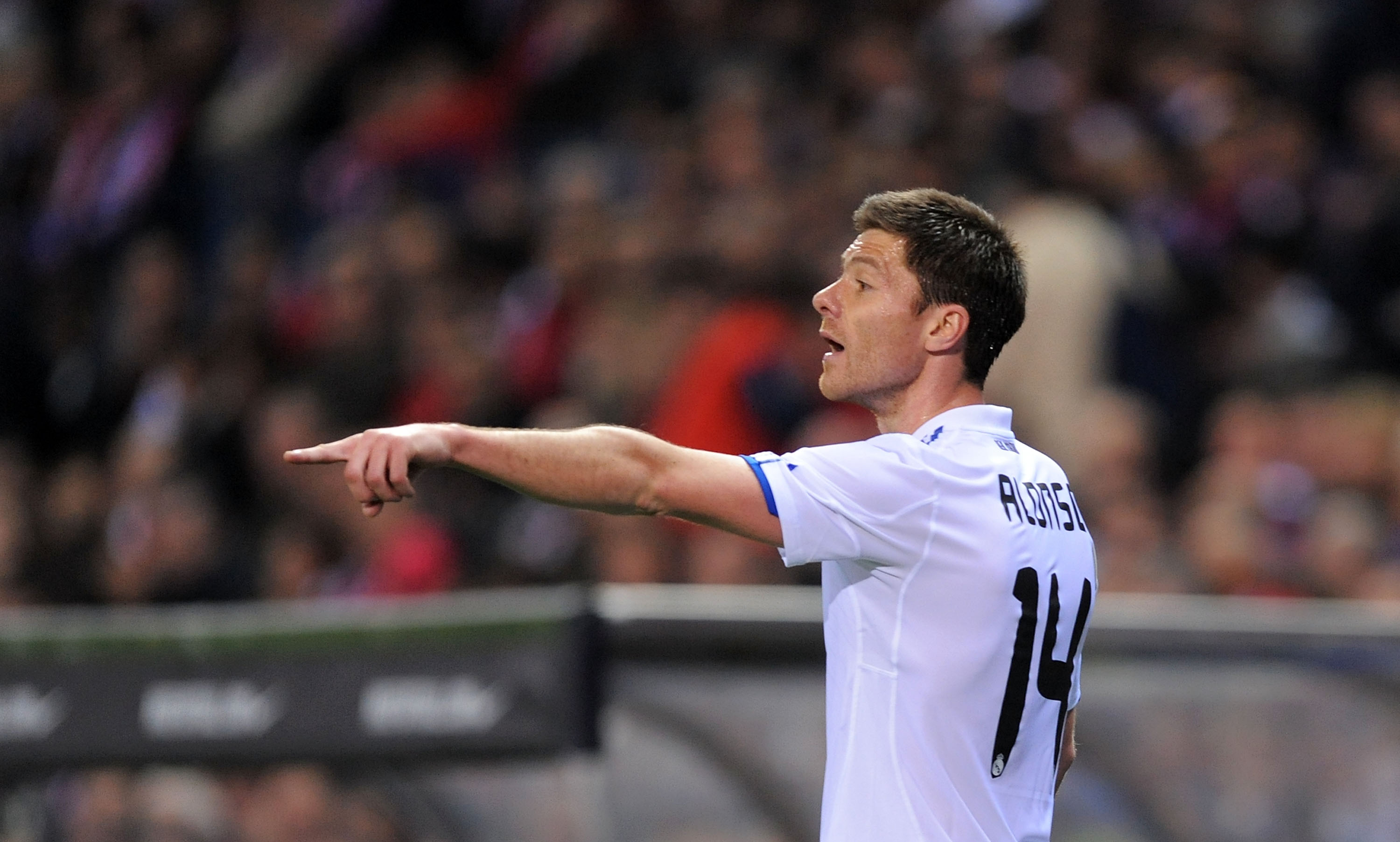 MADRID, SPAIN - MARCH 19: Xabi Alonso #14 of Real Madrid instructs a teammate during the La Liga match between Atletico Madrid and Real Madrid at Vicente Calderon Stadium on March 19, 2011 in Madrid, Spain.  (Photo by Denis Doyle/Getty Images)