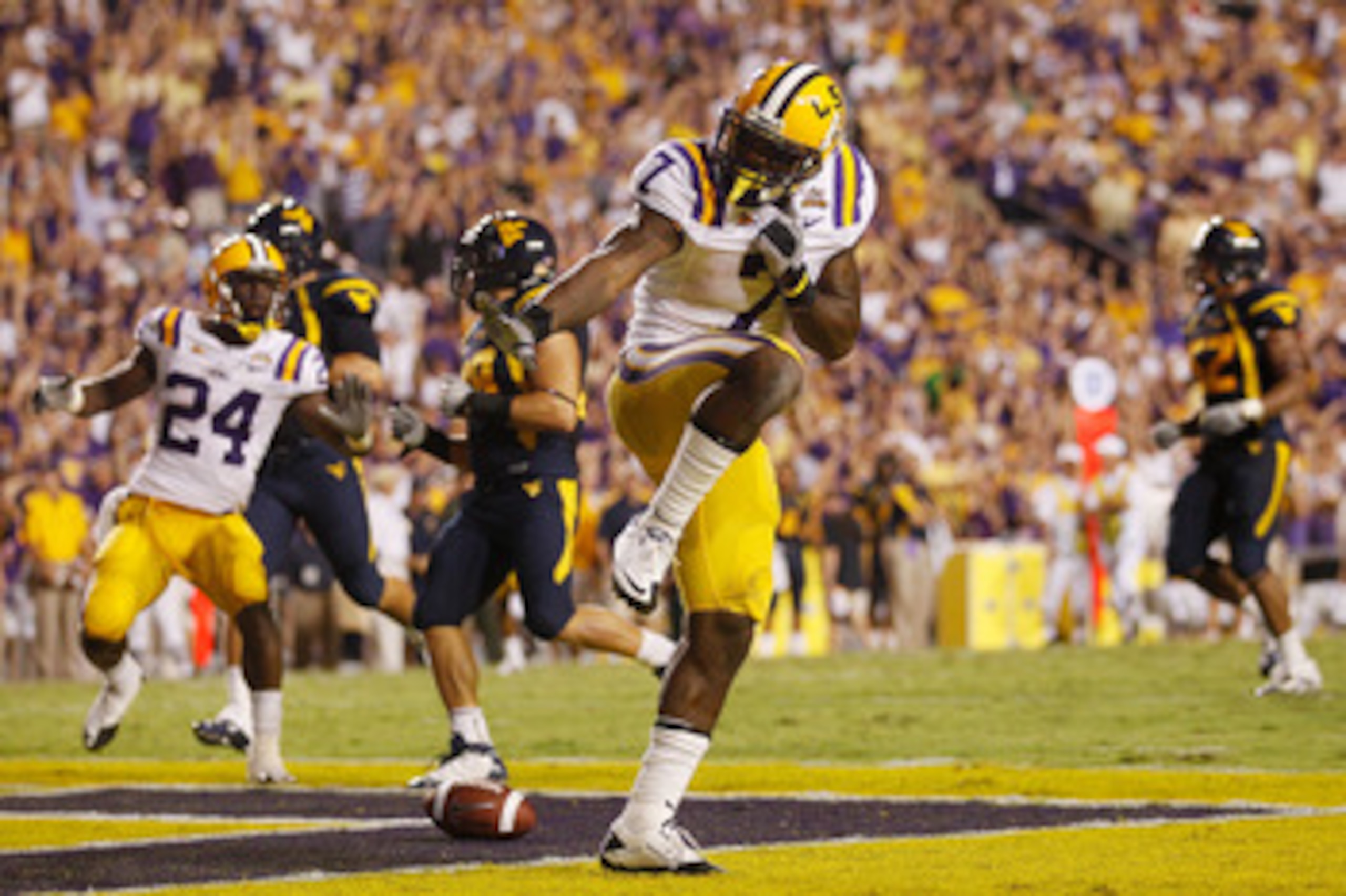 BATON ROUGE, LA - SEPTEMBER 25:  Patrick Peterson #7 of the Louisiana State Univeristy Tigers celebrates after scoring a touchdown by posing as the Heisman Trophy against the West Virginia Mountaineers at Tiger Stadium on September 25, 2010 in Baton Rouge