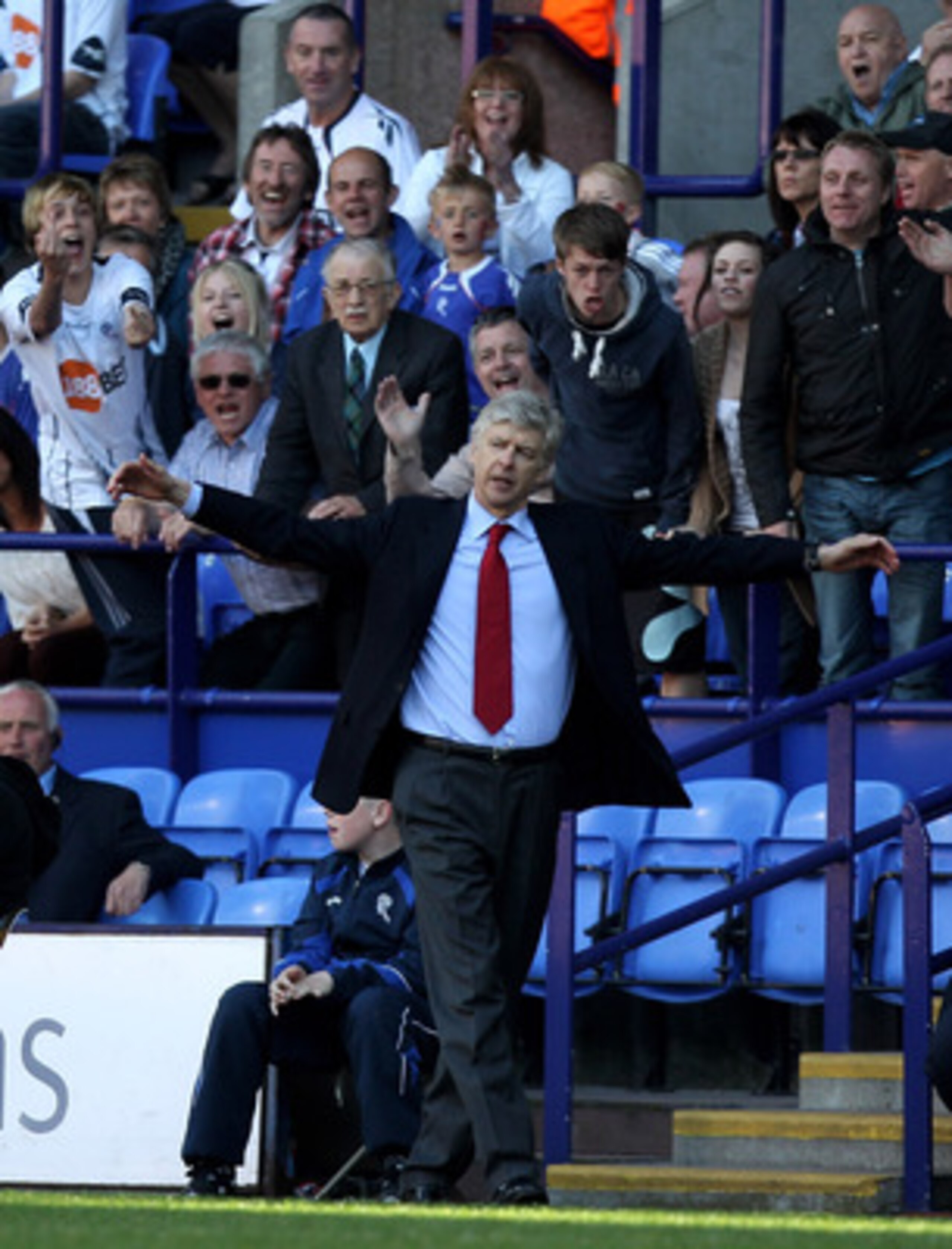 BOLTON, ENGLAND - APRIL 24: Arsenal Manager Arsene Wenger reacts during the Barclays Premier League match between Bolton Wanderers and Arsenal at the Reebok Stadium on April 24, 2011 in Bolton, England. (Photo by Michael Steele/Getty Images) BOLTON, ENGLAND - APRIL 24: Arsenal Manager Arsene Wenger reacts during the Barclays Premier League match between Bolton Wanderers and Arsenal at the Reebok Stadium on April 24, 2011 in Bolton, England. (Photo by Michael Steele/Getty Images)