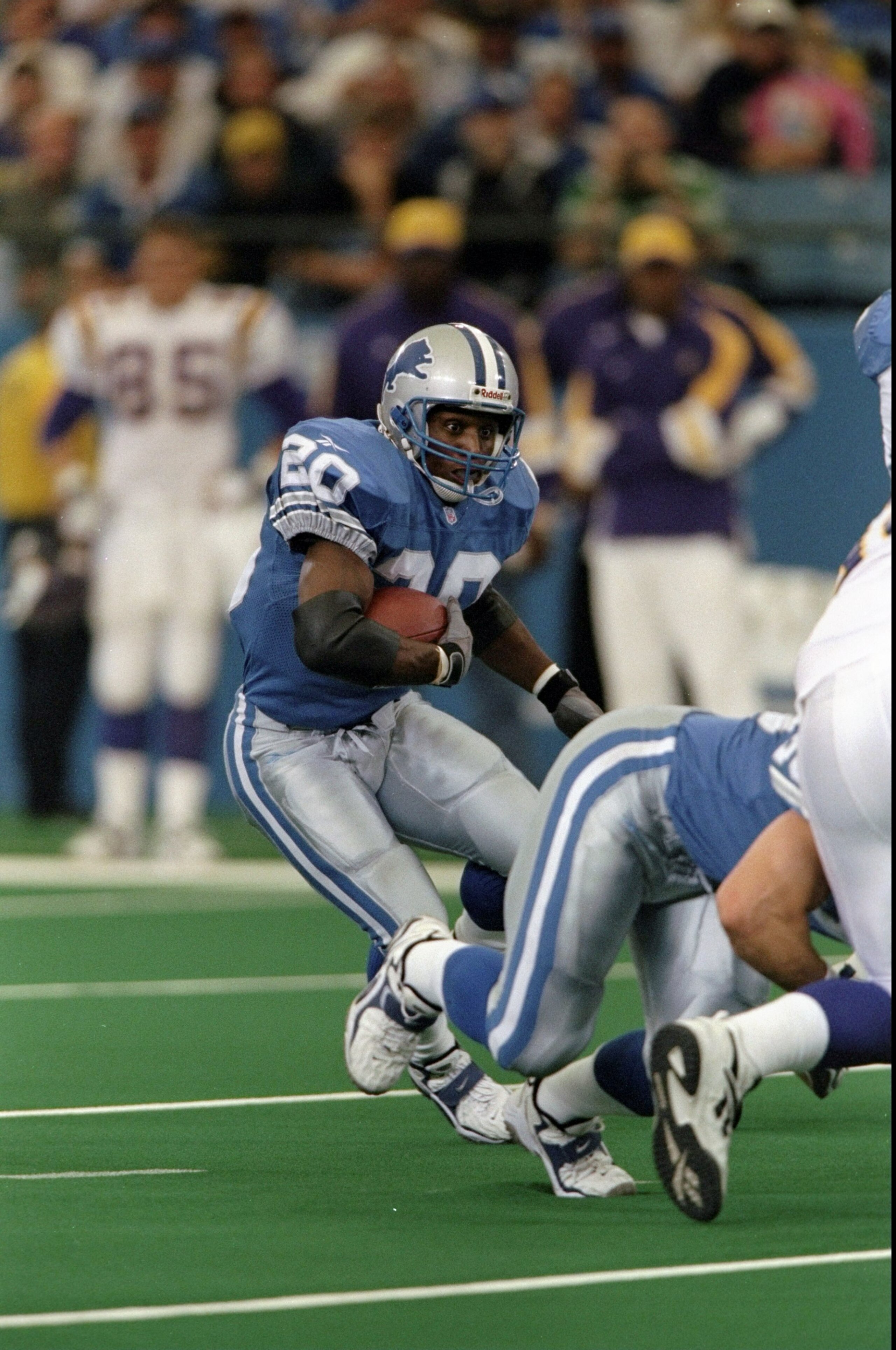 25 Oct 1998:  Running back Barry Sanders #20 of the Detroit Lions in action during the game against the Minnesota Vikings at the Pontiac Silverdome in Pontiac, Michigan. The Vikings defeated the Lions 34-13. Mandatory Credit: Tom Pidgeon  /Allsport