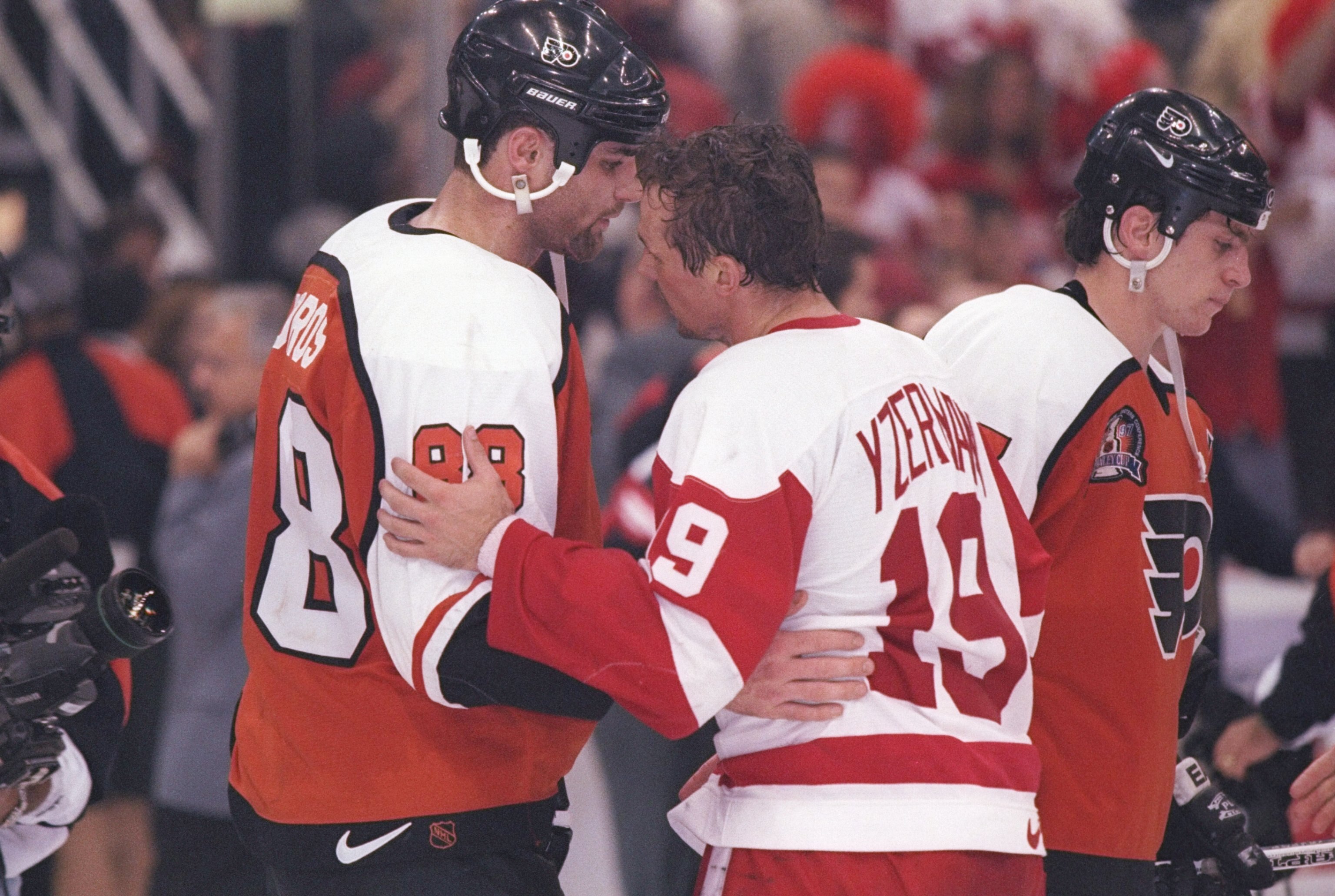 7 Jun 1997:  Center Steve Yzerman of the Detroit Red Wings (right) and Philadelphia Flyers center Eric Lindros confer during a playoff game at Joe Louis Arena in Detroit, Michigan.  The Red Wings won the game, 2-1. Mandatory Credit: Robert Laberge  /Allsp