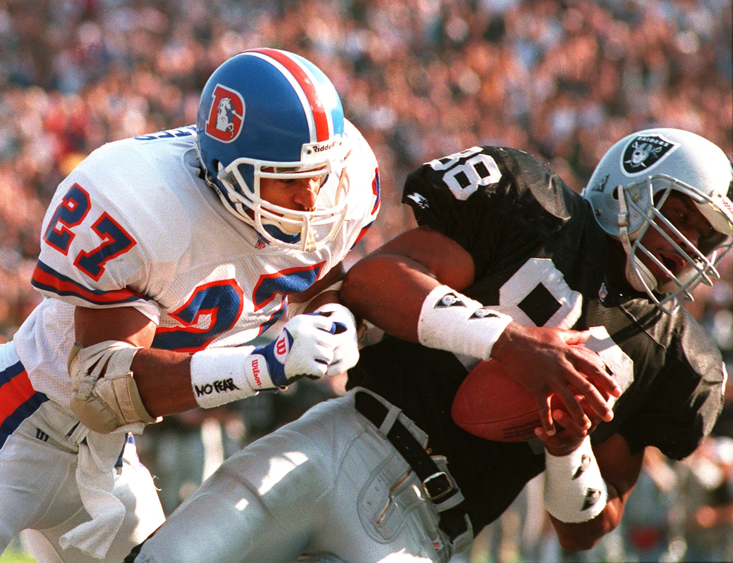 9 Jan 1994: ETHAN HORTON RECEIVES A 9 YARD TOUCHDOWN PASS FROM LOS ANGELES RAIDERS QUARTERBACK JEFF HOSTETLER AS THE DENVER BRONCOS STEVE ATWATER ATTEMPTS TO TACKLE. THE TOUCHDOWN CAME AT 9:17 IN THE FIRST QUARTER TO MAKE THE SCORE 7-0 RAIDERS.