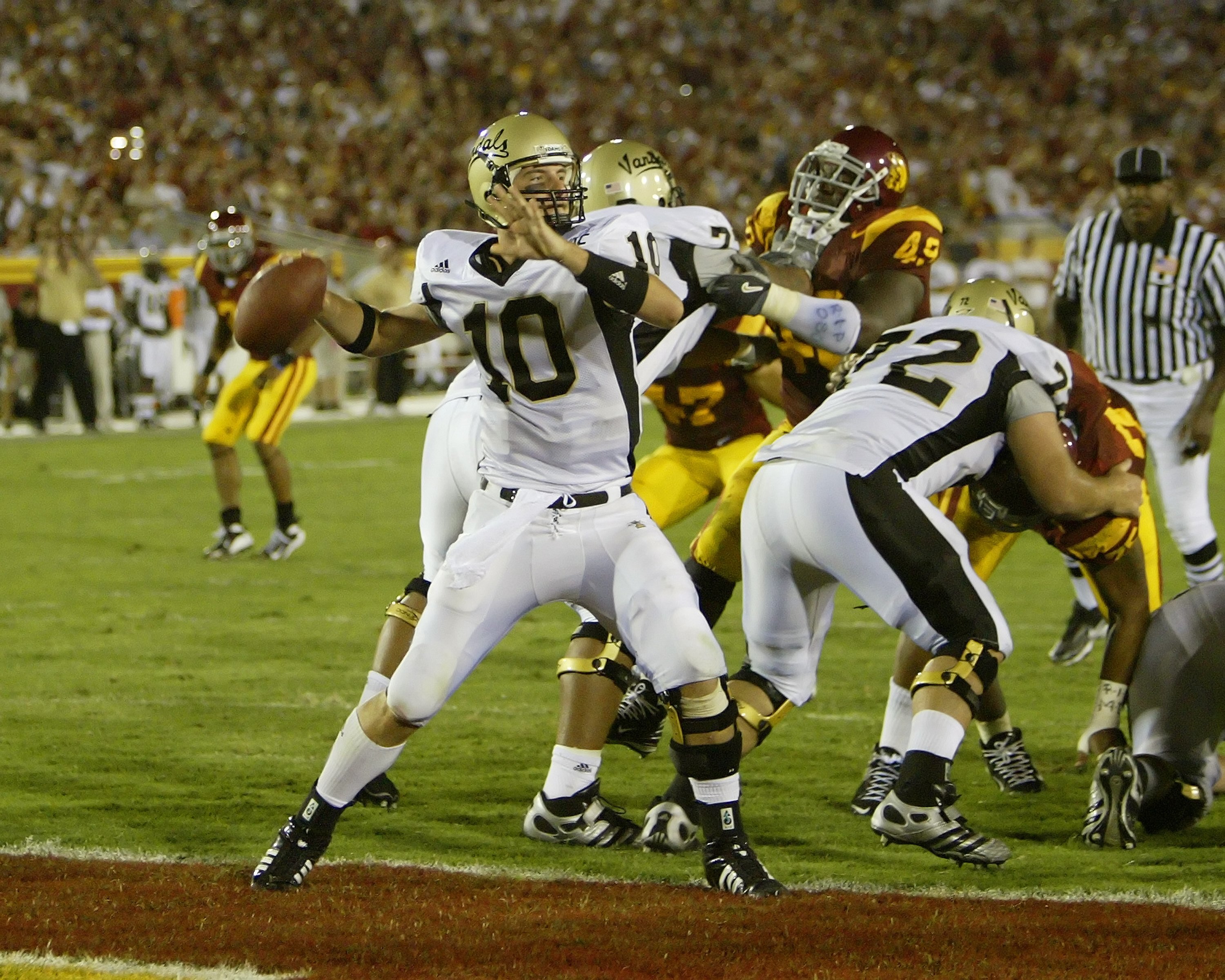 LOS ANGELES - SEPTEMBER 1:  Idaho quarterback Nathan Enderle #10 passes against USC at the Los Angeles Memorial Coliseum on September 1, 2007 in Los Angeles, California. The Vandals were defeated by the top-ranked Trojans won 38-10. (Photo by Kevin Terrel