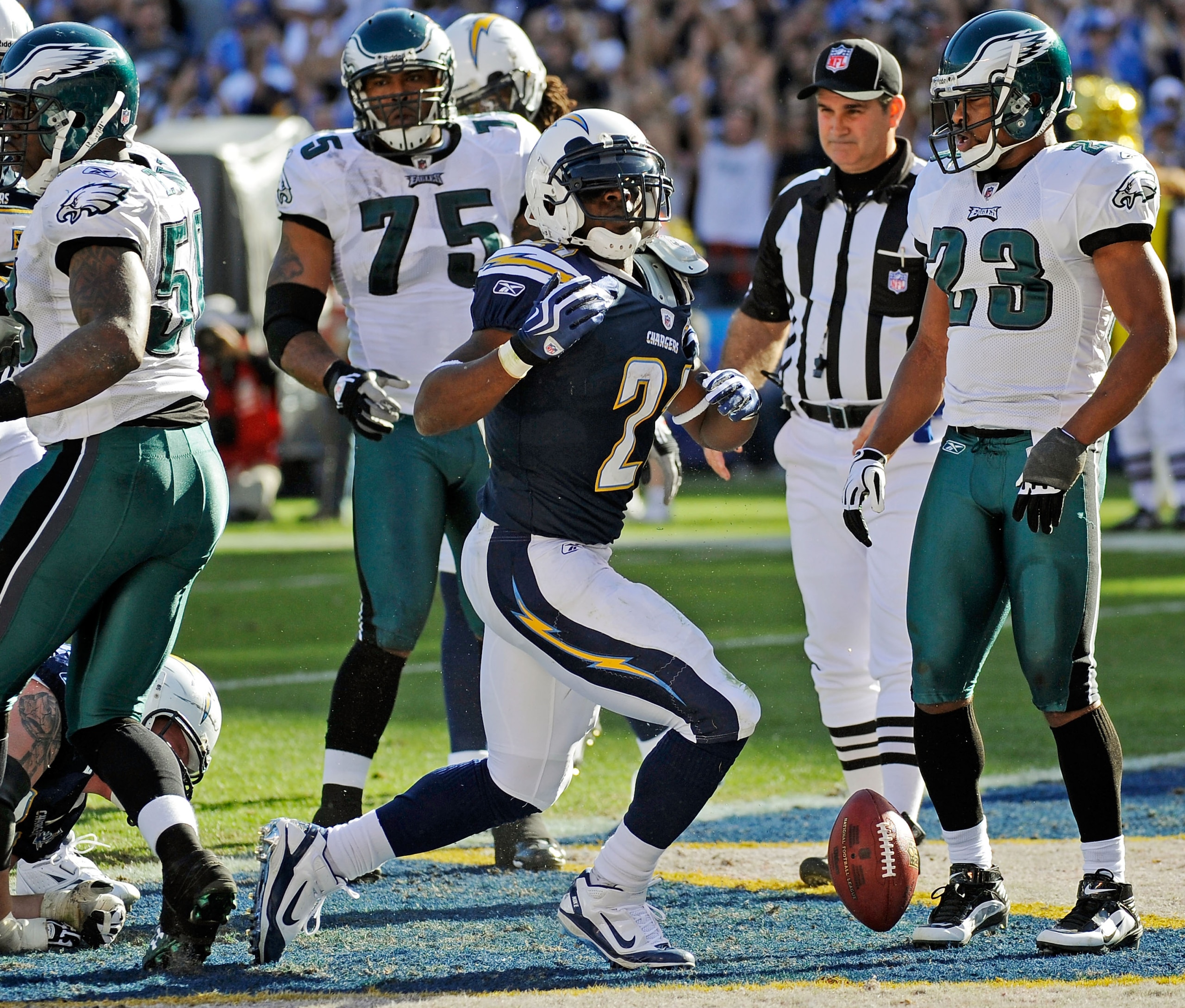 SAN DIEGO - NOVEMBER 15:  LaDainian Tomlinson #21 of the San Diego Chargers celebrates his rushing touchdown against the Philadelphia Eagles during the NFL football game at Qualcomm Stadium on November 15, 2009 in San Diego, California.  (Photo by Kevork