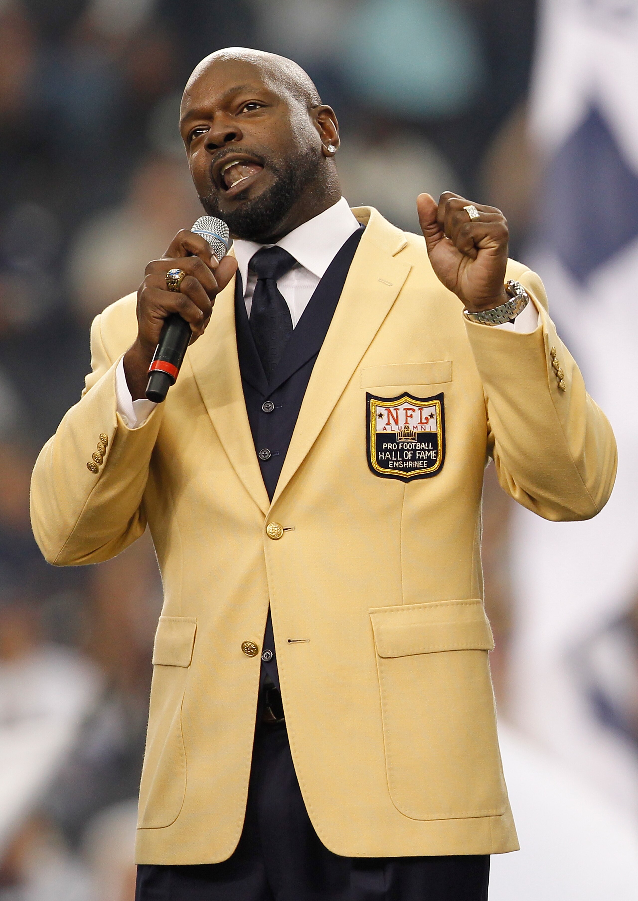 ARLINGTON, TX - NOVEMBER 21: Former Cowboys running back Emmitt Smith gives and acceptance speach after receiving his Hall of Fame ring during a halftime ceremony at Cowboys Stadium on November 21, 2010 in Arlington, Texas. (Photo by Tom Pennington/Gett ARLINGTON, TX - NOVEMBER 21: Former Cowboys running back Emmitt Smith gives and acceptance speach after receiving his Hall of Fame ring during a halftime ceremony at Cowboys Stadium on November 21, 2010 in Arlington, Texas. (Photo by Tom Pennington/Gett