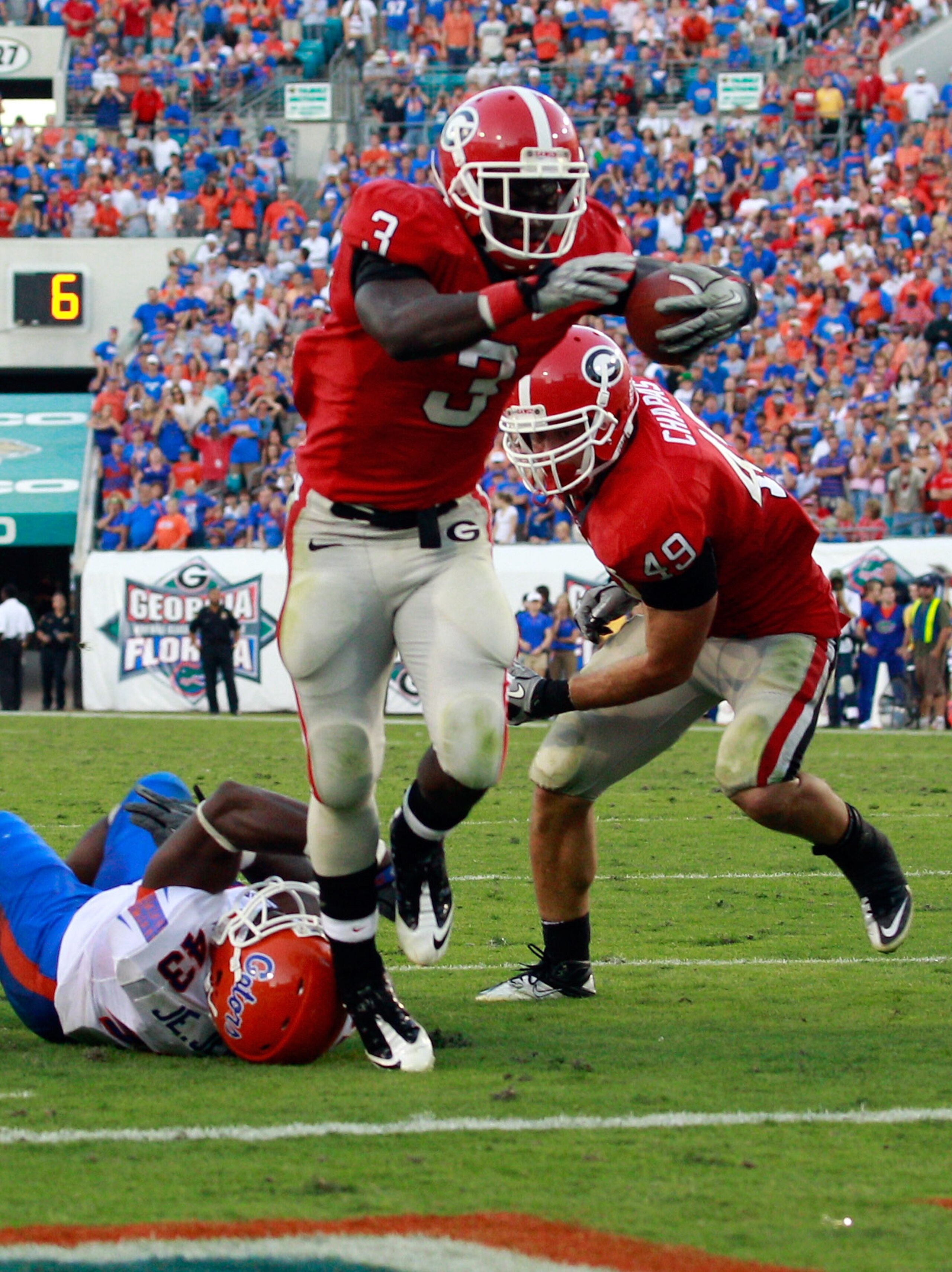 JACKSONVILLE, FL - OCTOBER 30:  Washaun Ealey #3 of the Georgia Bulldogs breaks the tackle of Jelani Jenkins #43 of the Florida Gators during the game at EverBank Field on October 30, 2010 in Jacksonville, Florida.  (Photo by Sam Greenwood/Getty Images)