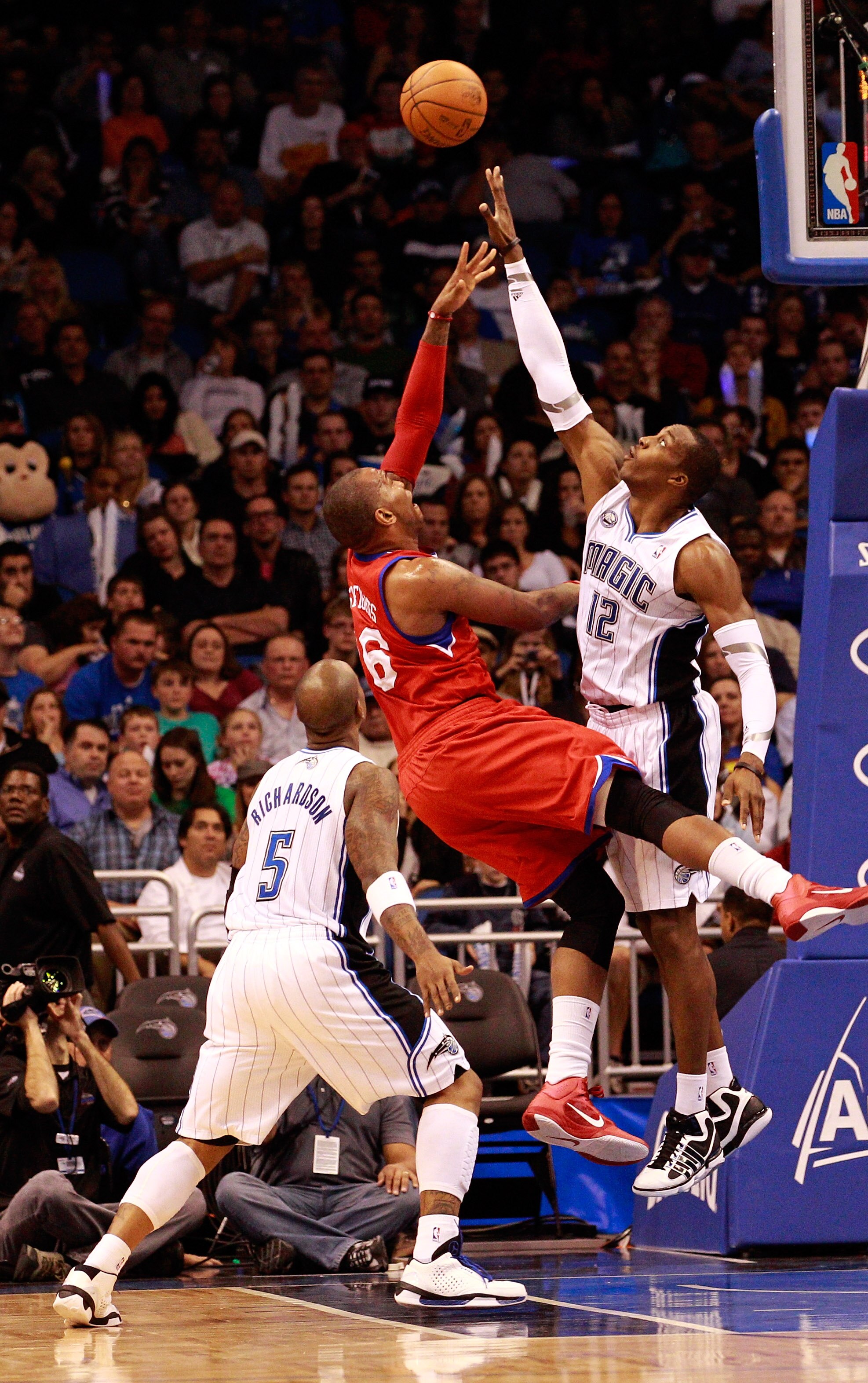 ORLANDO, FL - DECEMBER 18: Dwight Howard #12 of the Orlando Magic attempts to block the shot of Marreese Speights #16 of the Philadelphia 76ers during the game at Amway Arena on December 18, 2010 in Orlando, Florida. NOTE TO USER: User expressly acknowl ORLANDO, FL - DECEMBER 18: Dwight Howard #12 of the Orlando Magic attempts to block the shot of Marreese Speights #16 of the Philadelphia 76ers during the game at Amway Arena on December 18, 2010 in Orlando, Florida. NOTE TO USER: User expressly acknowl