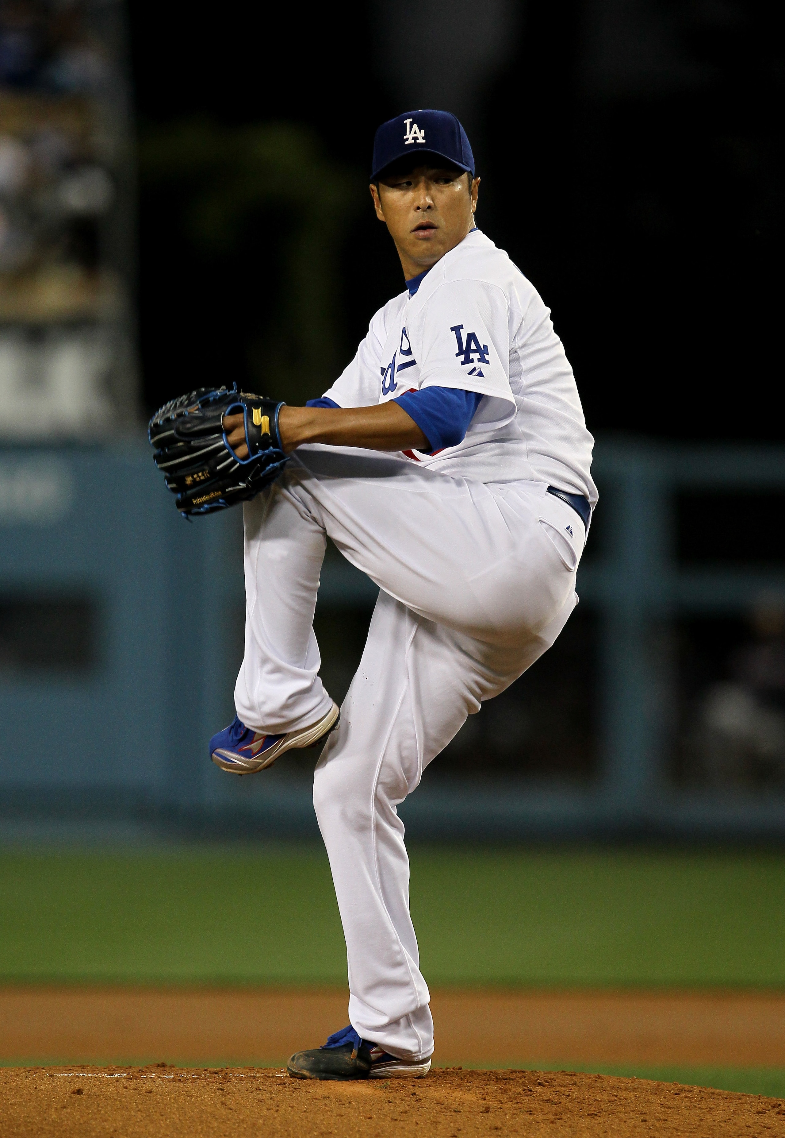 LOS ANGELES, CA - APRIL 19:  Hiroki Kuroda #18 of the Los Angeles Dodgers throws a pitch against the Atlanta Braves on April 19, 2011 at Dodger Stadium in Los Angeles, California.  (Photo by Stephen Dunn/Getty Images)