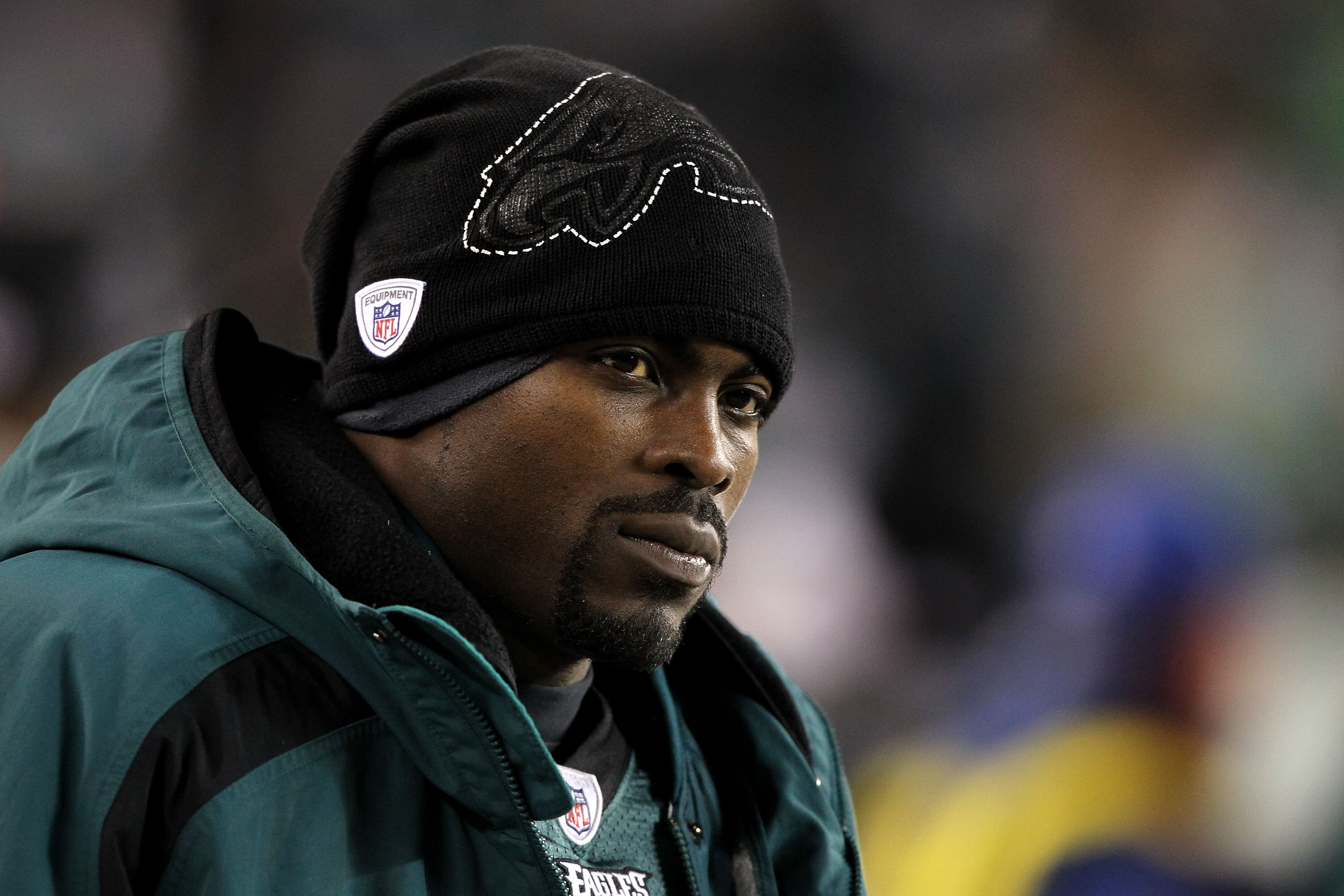 PHILADELPHIA, PA - DECEMBER 02:  Michael Vick #7 of the Philadelphia Eagles looks on against the Houston Texans at Lincoln Financial Field on December 2, 2010 in Philadelphia, Pennsylvania.  (Photo by Al Bello/Getty Images)