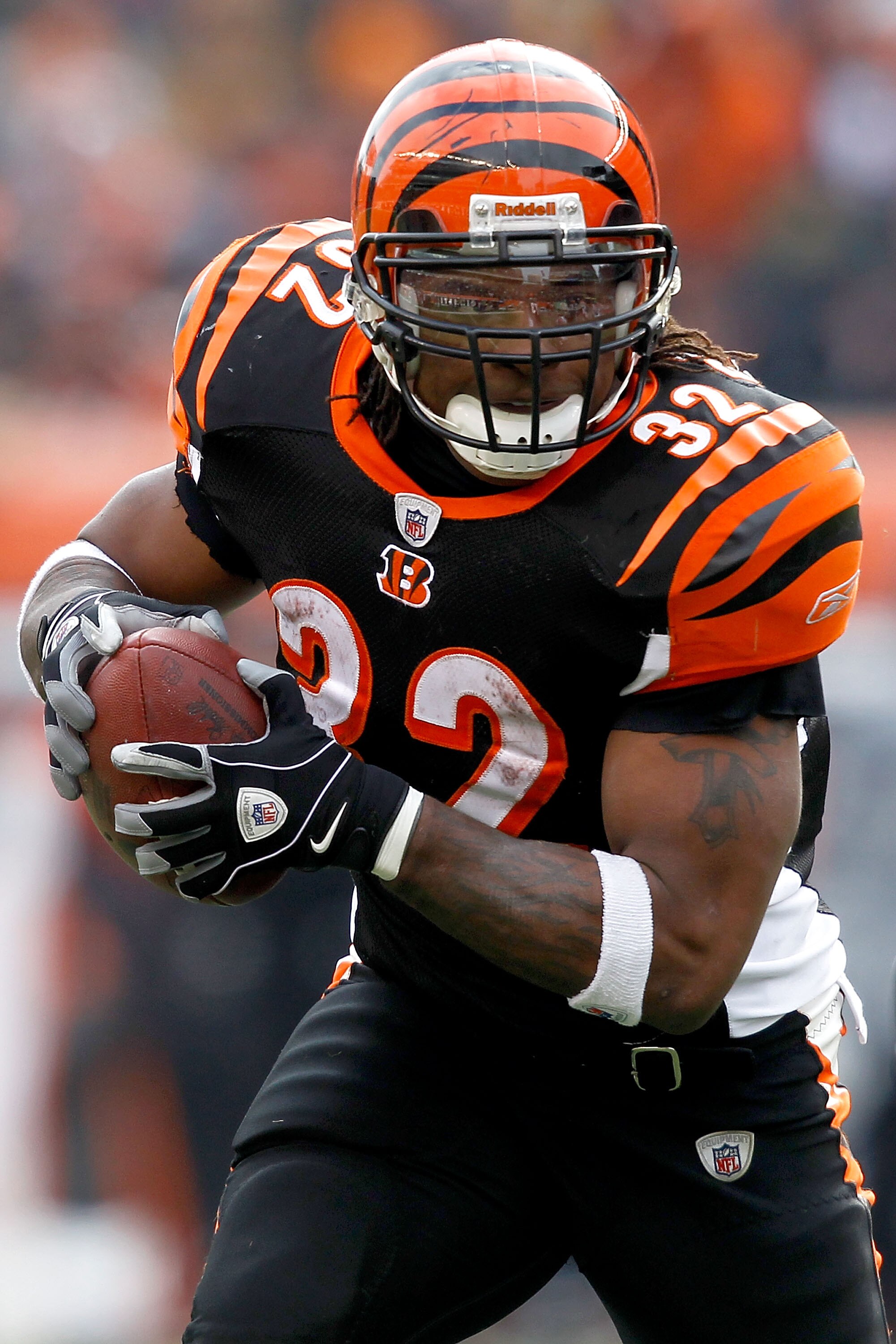 CINCINNATI, OH - DECEMBER 19:  Cedric Benson #32 of the Cincinnati Bengals carries the ball against the Cleveland Browns at Paul Brown Stadium on December 19, 2010 in Cincinnati, Ohio.  (Photo by Matthew Stockman/Getty Images)