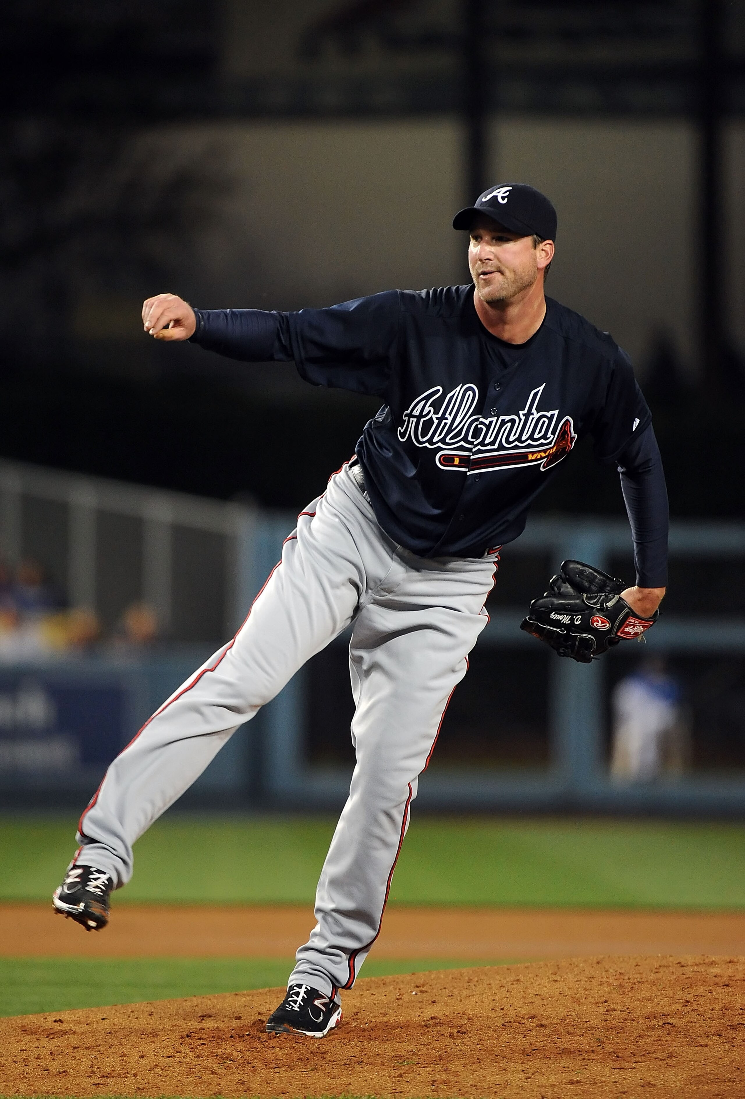 LOS ANGELES, CA - APRIL 20:  Derek Lowe #32 of the Atlanta Braves pitches against the Los Angeles Dodgers at Dodger Stadium on April 20, 2011 in Los Angeles, California.  (Photo by Lisa Blumenfeld/Getty Images)