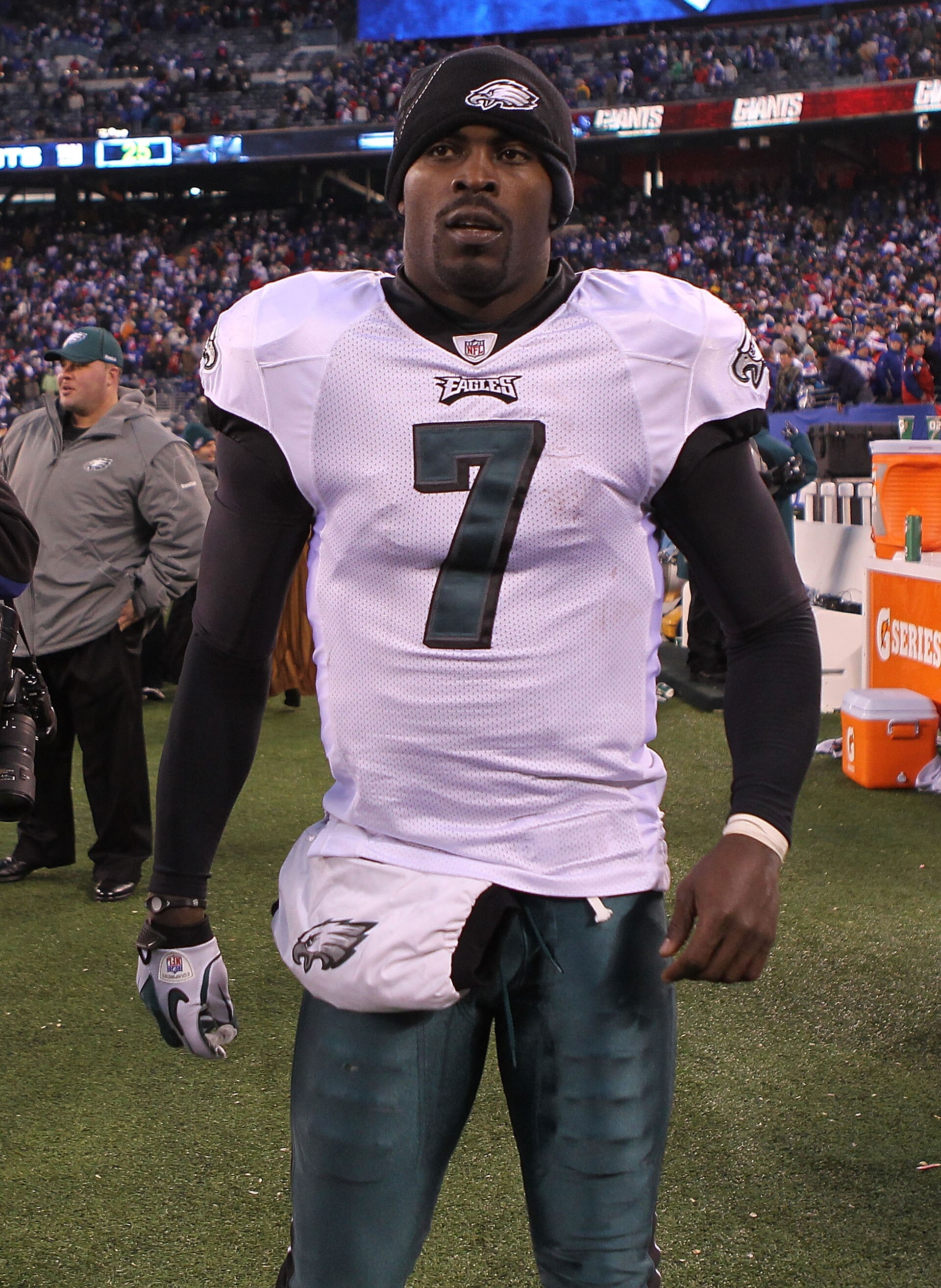 EAST RUTHERFORD, NJ - DECEMBER 19:  Michael Vick #7 of the Philadelphia Eagles walks onto the field at the end of the game against the New York Giants at New Meadowlands Stadium on December 19, 2010 in East Rutherford, New Jersey.  (Photo by Nick Laham/Ge