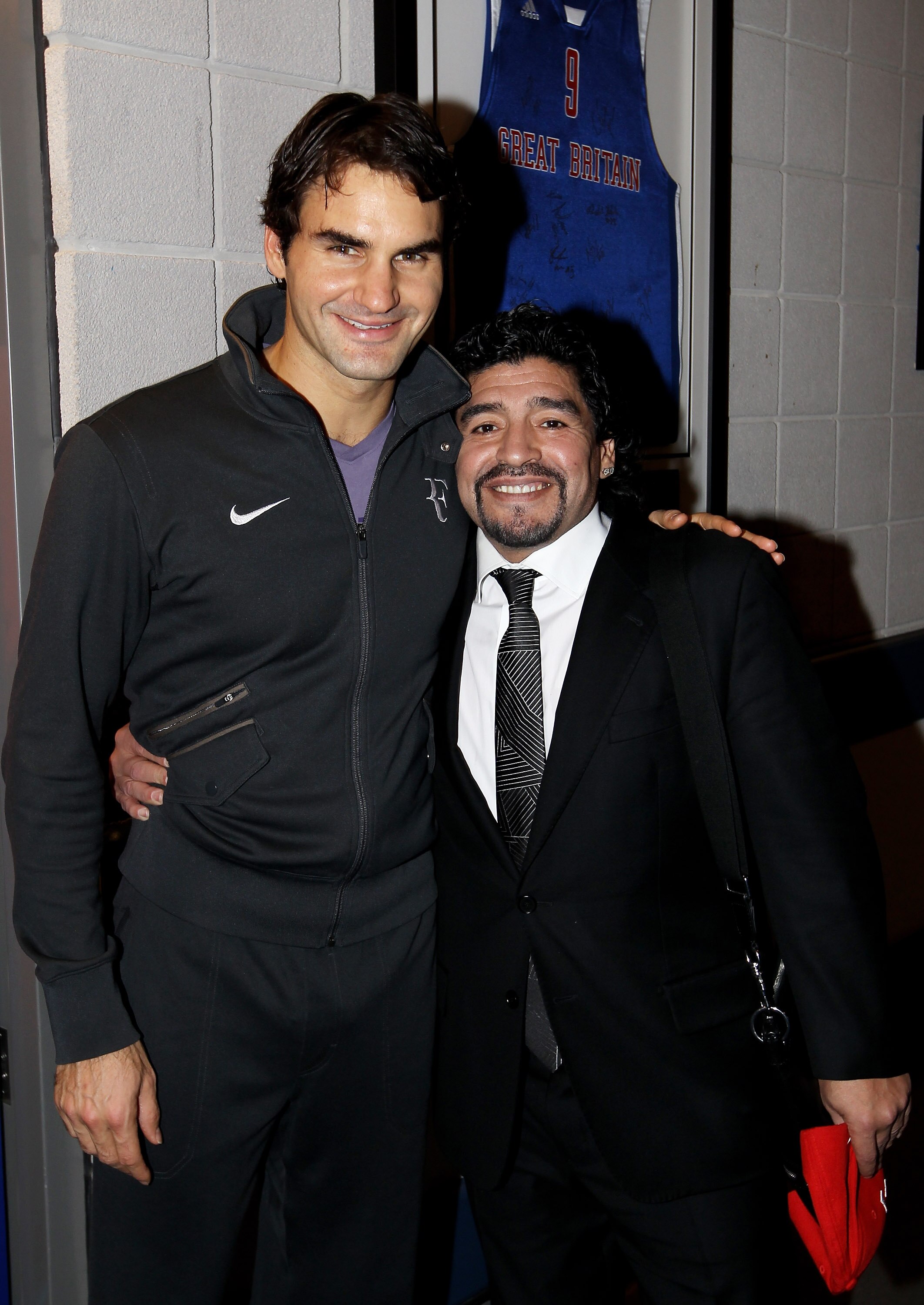 LONDON, ENGLAND - NOVEMBER 23: Roger Federer of Switzerland (L) and Former Argentinian footballer Diego Maradona attend the ATP World Tour Finals at O2 Arena on November 23, 2010 in London, England.  (Photo by Clive Brunskill/Getty Images)