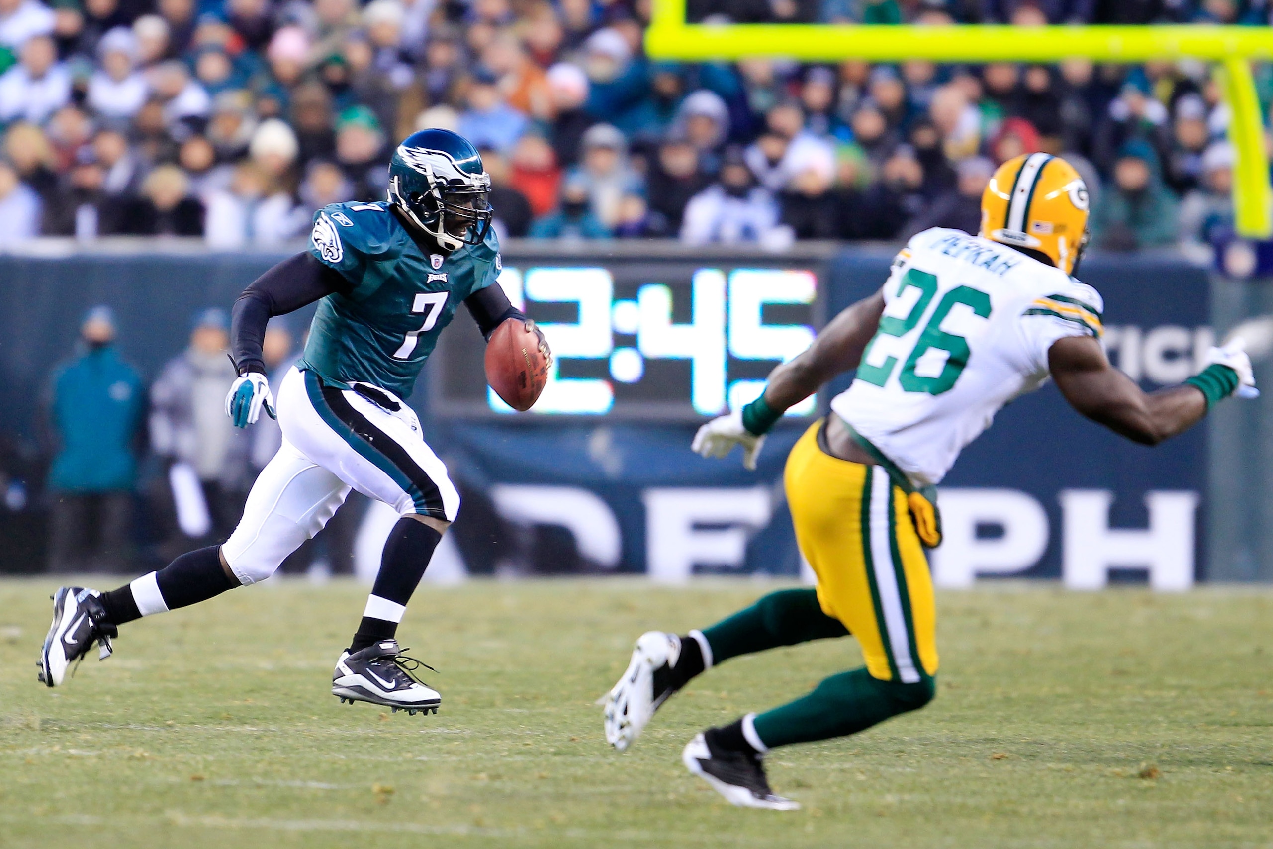 PHILADELPHIA, PA - JANUARY 09: Michael Vick #7 of the Philadelphia Eagles scrambles against the Green Bay Packers during the 2011 NFC wild card playoff game at Lincoln Financial Field on January 9, 2011 in Philadelphia, Pennsylvania. (Photo by Chris Tro PHILADELPHIA, PA - JANUARY 09: Michael Vick #7 of the Philadelphia Eagles scrambles against the Green Bay Packers during the 2011 NFC wild card playoff game at Lincoln Financial Field on January 9, 2011 in Philadelphia, Pennsylvania. (Photo by Chris Tro