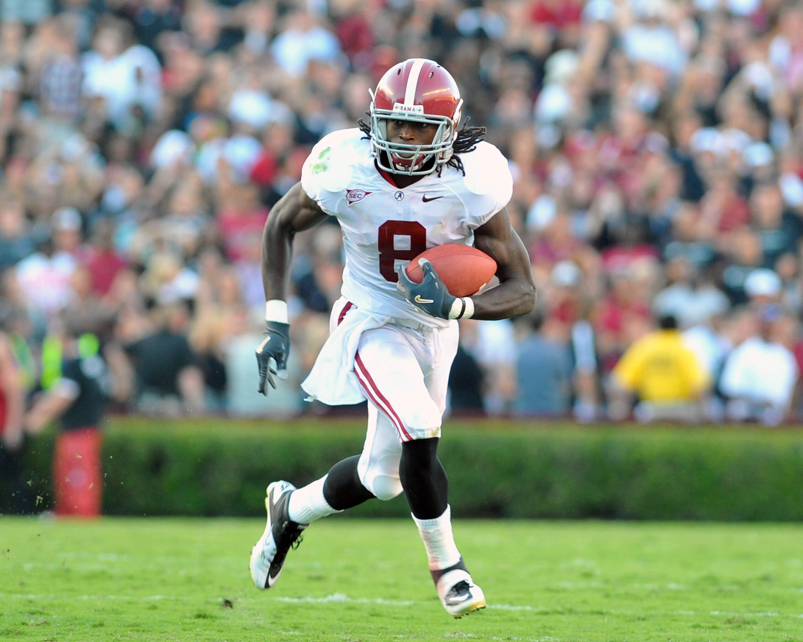 COLUMBIA, SC - OCTOBER 9: Wide receiver Julio Jones #8 of the Alabama Crimson Tide grabs a pass against the South Carolina Gamecocks October 9, 2010 at Williams-Brice Stadium in Columbia, South Carolina. (Photo by Al Messerschmidt/Getty Images) COLUMBIA, SC - OCTOBER 9: Wide receiver Julio Jones #8 of the Alabama Crimson Tide grabs a pass against the South Carolina Gamecocks October 9, 2010 at Williams-Brice Stadium in Columbia, South Carolina. (Photo by Al Messerschmidt/Getty Images)