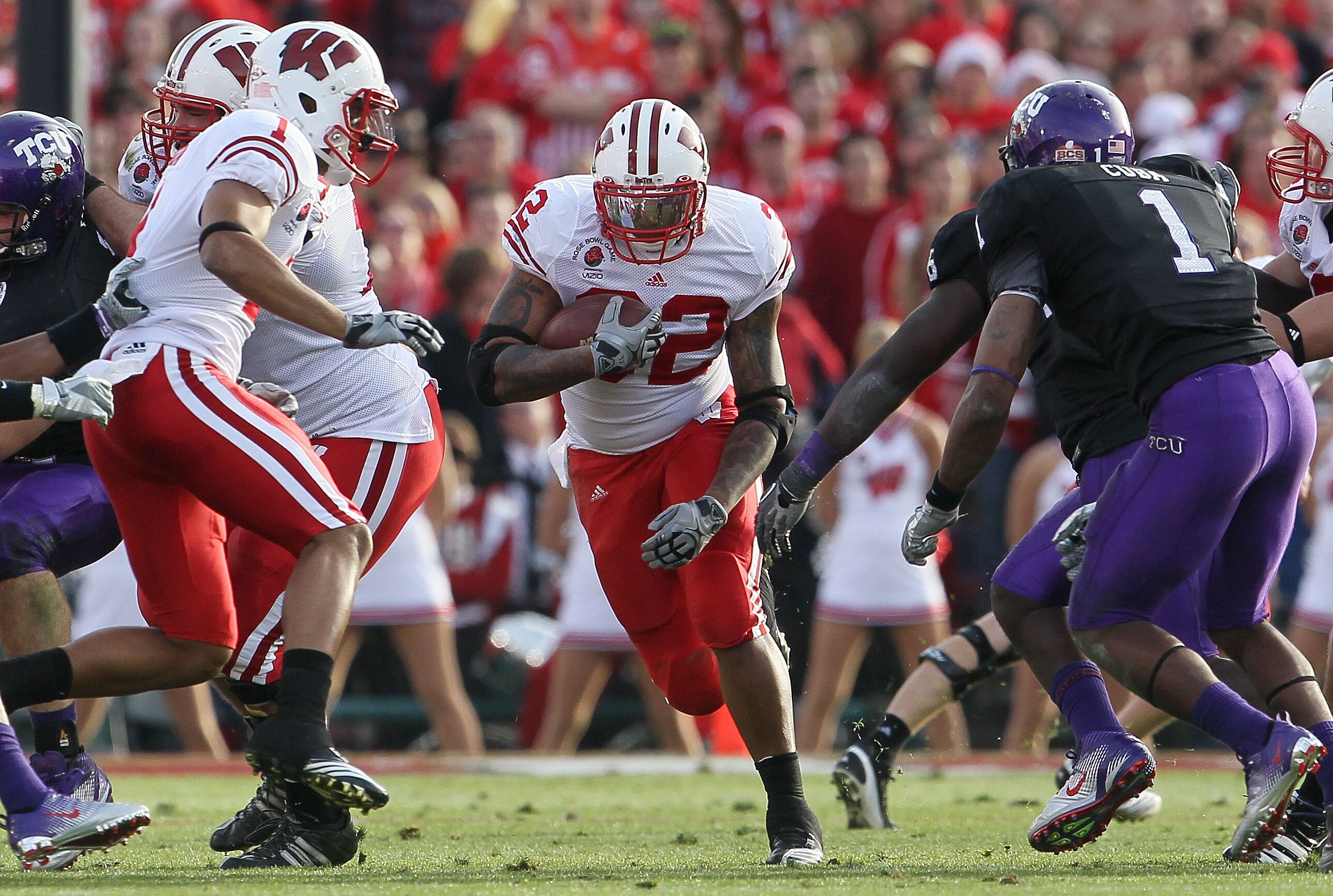 PASADENA, CA - JANUARY 01:  Running back John Clay #32 of the Wisconsin Badgers rushes with the ball against the TCU Horned Frogs during the 97th Rose Bowl game on January 1, 2011 in Pasadena, California.  (Photo by Jeff Gross/Getty Images)