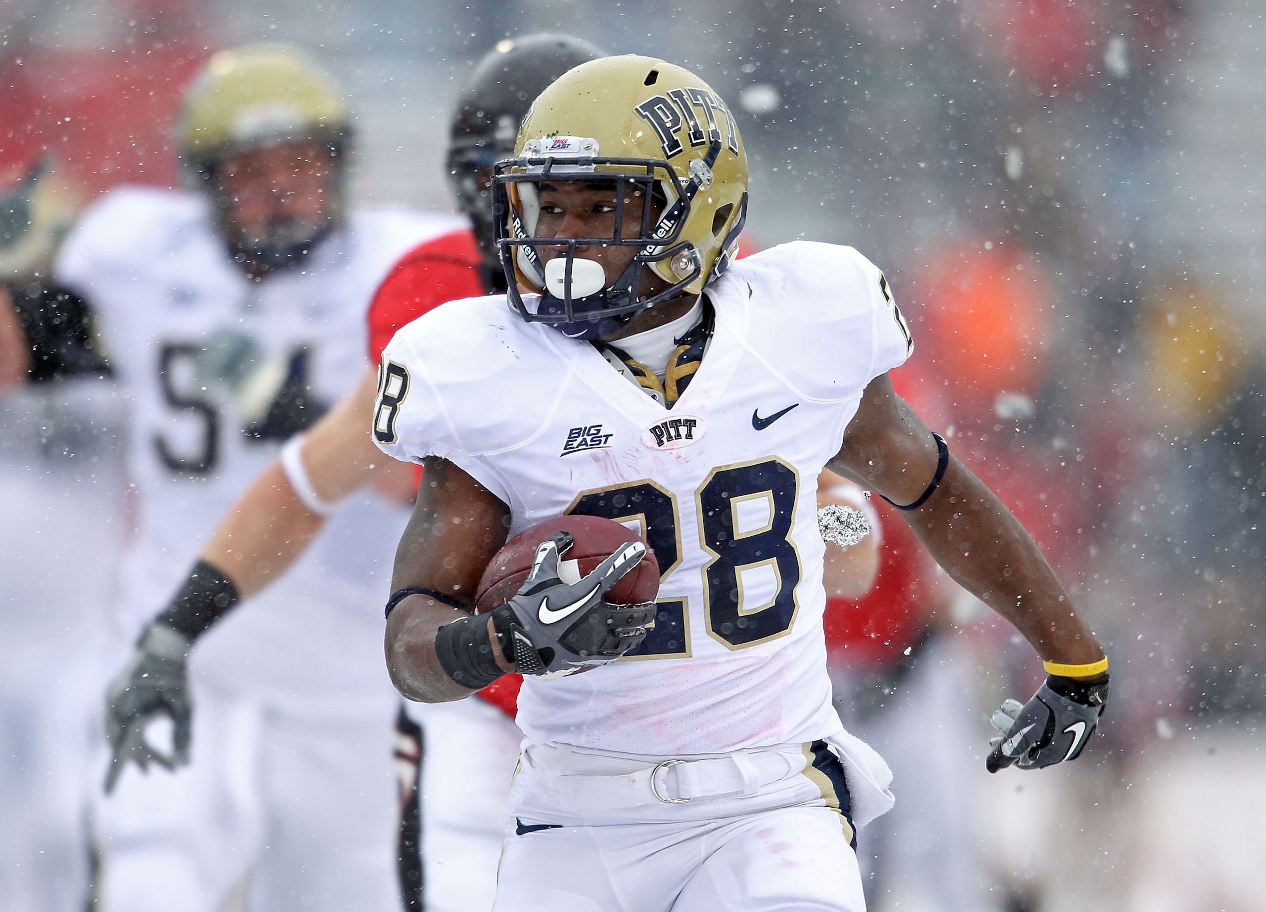 CINCINNATI, OH - DECEMBER 04:  Dion Lewis #28 of the Pittsburgh Panthers runs with the ball during the Big East Conference game against the Cincinnati Bearcats at Nippert Stadium on December 4, 2010 in Cincinnati, Ohio.  Pittsburgh won 28-10.  (Photo by A