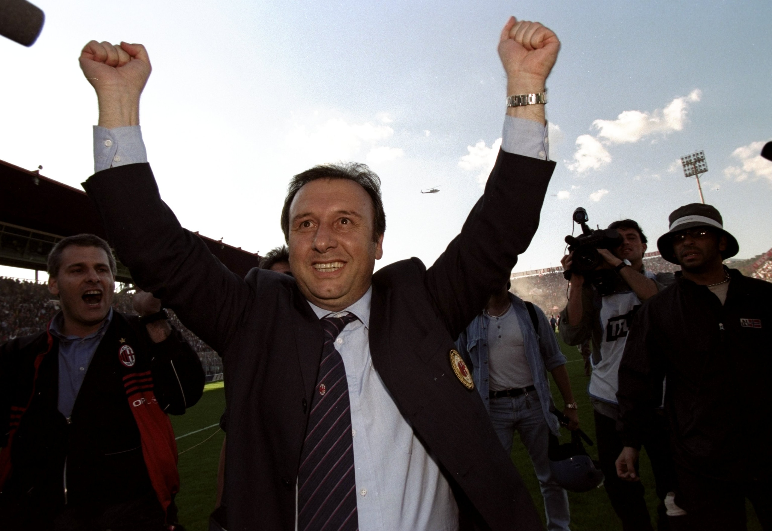 23 May 1999: Alberto Zaccheroni the AC Milan coach celebrates victory after the Serie A match against Perugia at the Stadio Renato Curi in Perugia, Italy. The match finished in a 1-2 victory for AC Milan and they clinched the Championship title. \ Manda 23 May 1999: Alberto Zaccheroni the AC Milan coach celebrates victory after the Serie A match against Perugia at the Stadio Renato Curi in Perugia, Italy. The match finished in a 1-2 victory for AC Milan and they clinched the Championship title. \ Manda