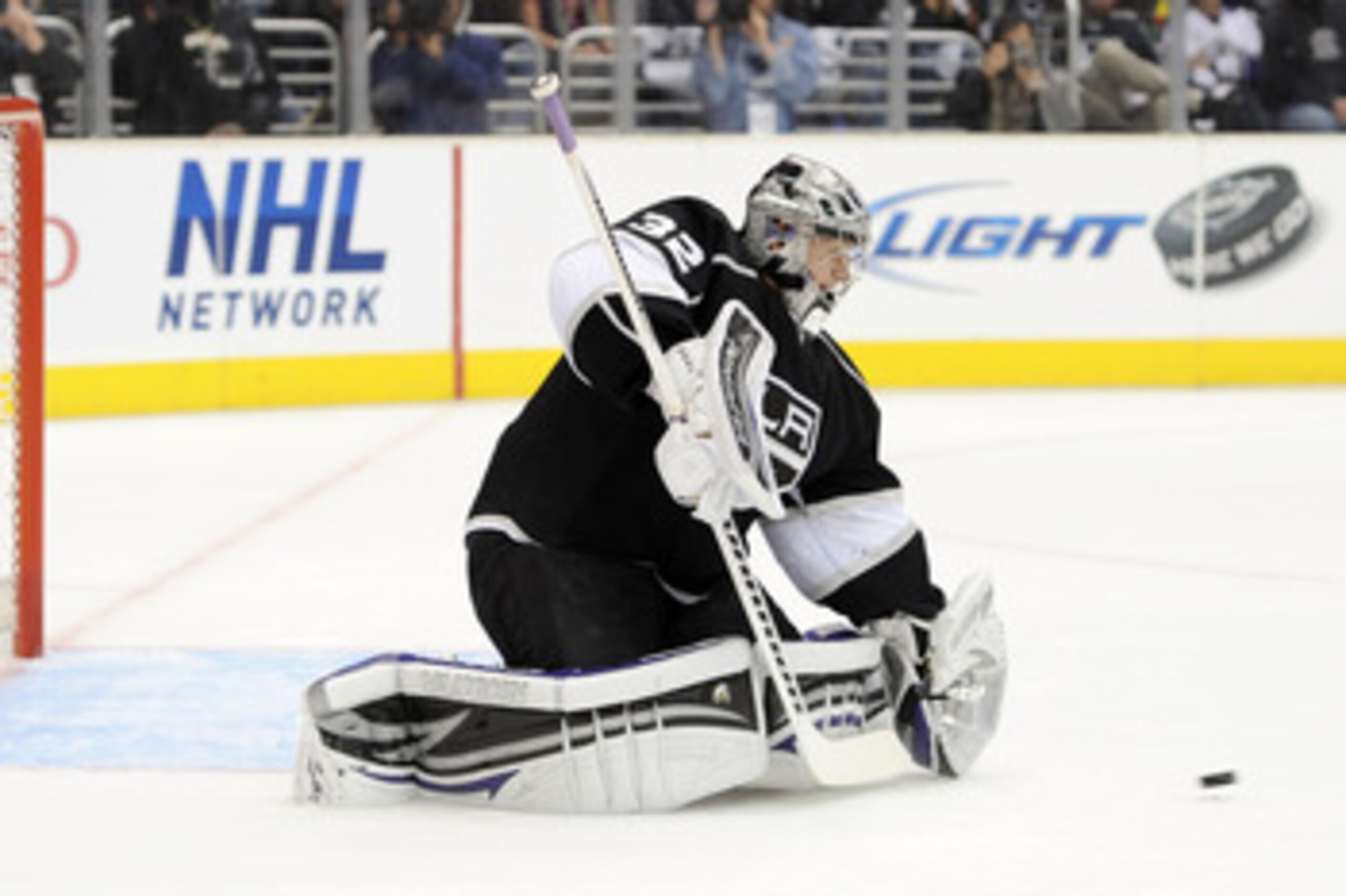 LOS ANGELES, CA - APRIL 25:  Jonathan Quick #32 of the Los Angeles Kings makes a save against the San Jose Sharks in the first period of game six of the Western Conference Quarterfinals during the 2011 NHL Stanley Cup Playoffs at Staples Center on April 2