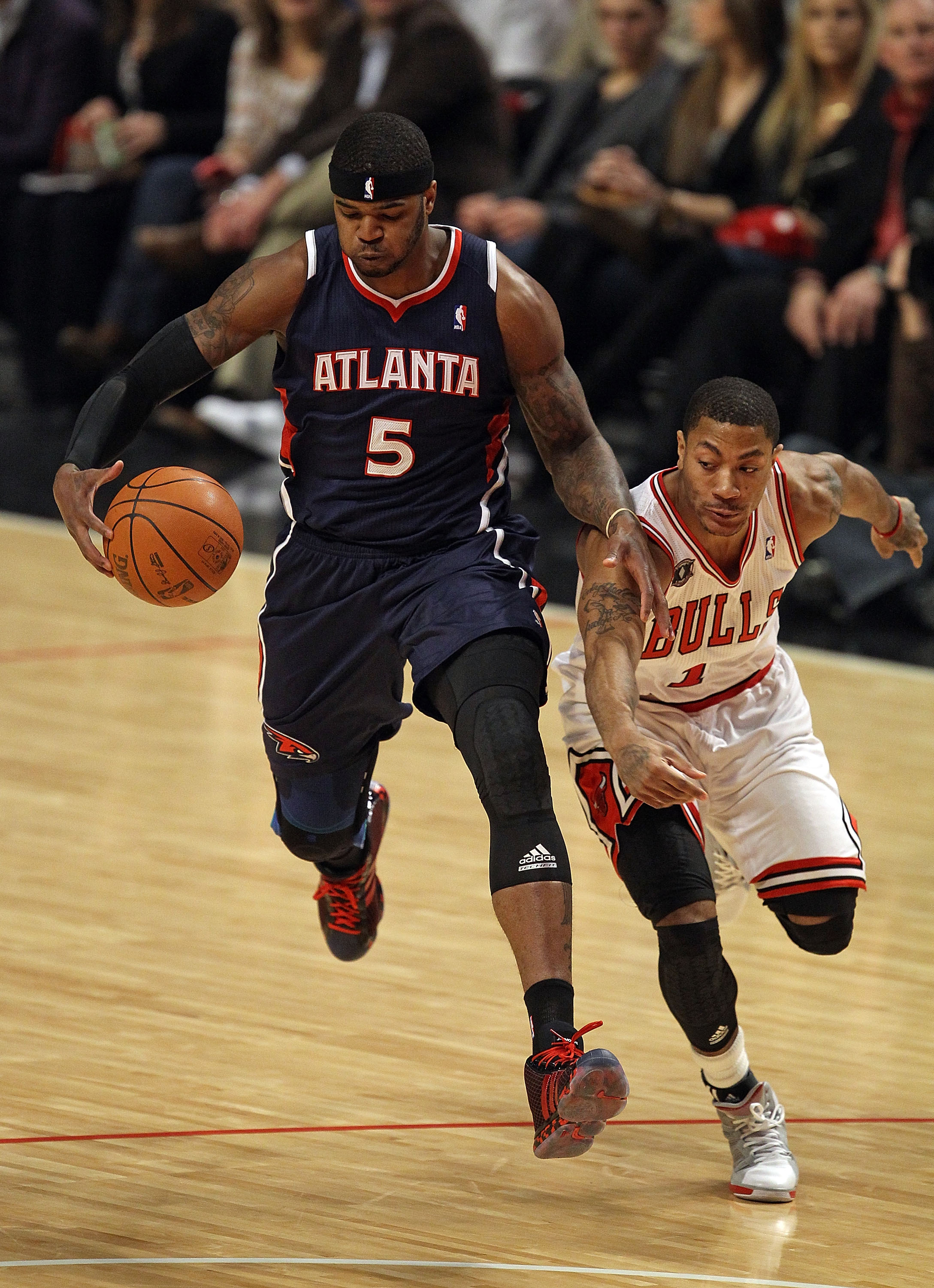 CHICAGO, IL - MARCH 11: Derrick Rose #1 of the Chicago Bulls tries to knock the ball away from Josh Smith #5 of the Atlanta Hawks at the United Center on March 11, 2011 in Chicago, Illinois. The Bulls defeated the Hawks 94-76. NOTE TO USER: User expressly