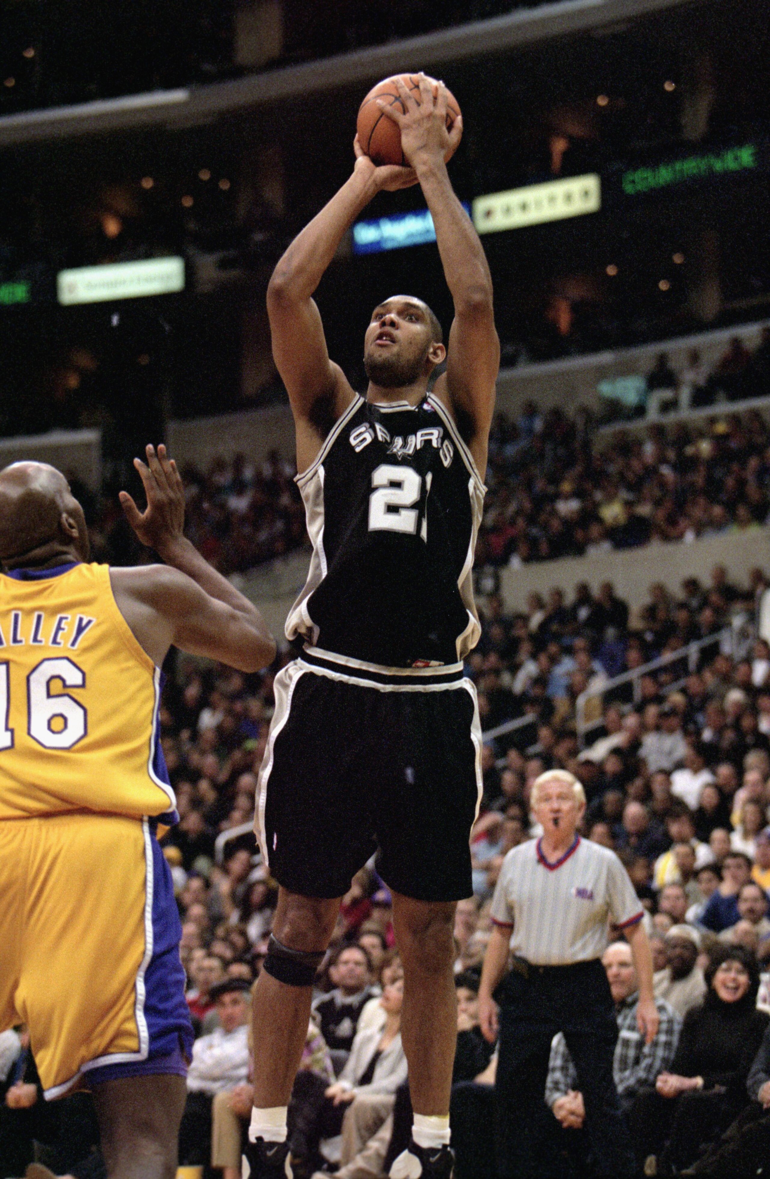 LOS ANGELES - DECEMBER 25: Tim Duncan #21 of the San Antonio Spurs takes a jump shot as John Salley #16 of the Los Angeles Lakers looks on during the NBA game at the Staples Center on December 25, 1999 in Los Angeles, California. The Lakers defeated the LOS ANGELES - DECEMBER 25: Tim Duncan #21 of the San Antonio Spurs takes a jump shot as John Salley #16 of the Los Angeles Lakers looks on during the NBA game at the Staples Center on December 25, 1999 in Los Angeles, California. The Lakers defeated the