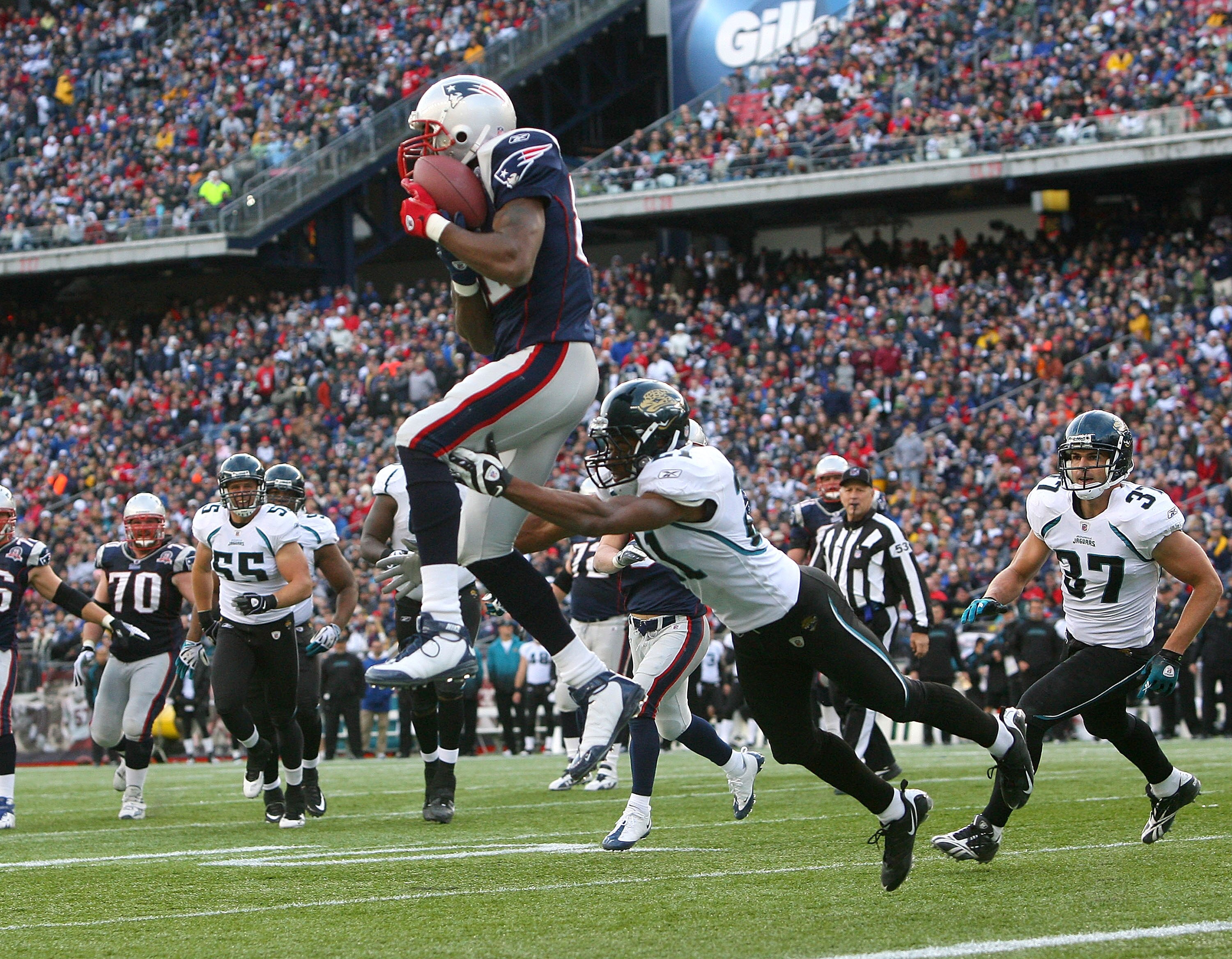 FOXBORO, MA - DECEMBER 27: Randy Moss #81 of the New England Patriots catches his third touchdown pass of the day against the Jacksonville Jaguars in the fourth quarter at Gillette Stadium on December 27, 2009 in Foxboro, Massachusetts. (Photo by Jim Roga