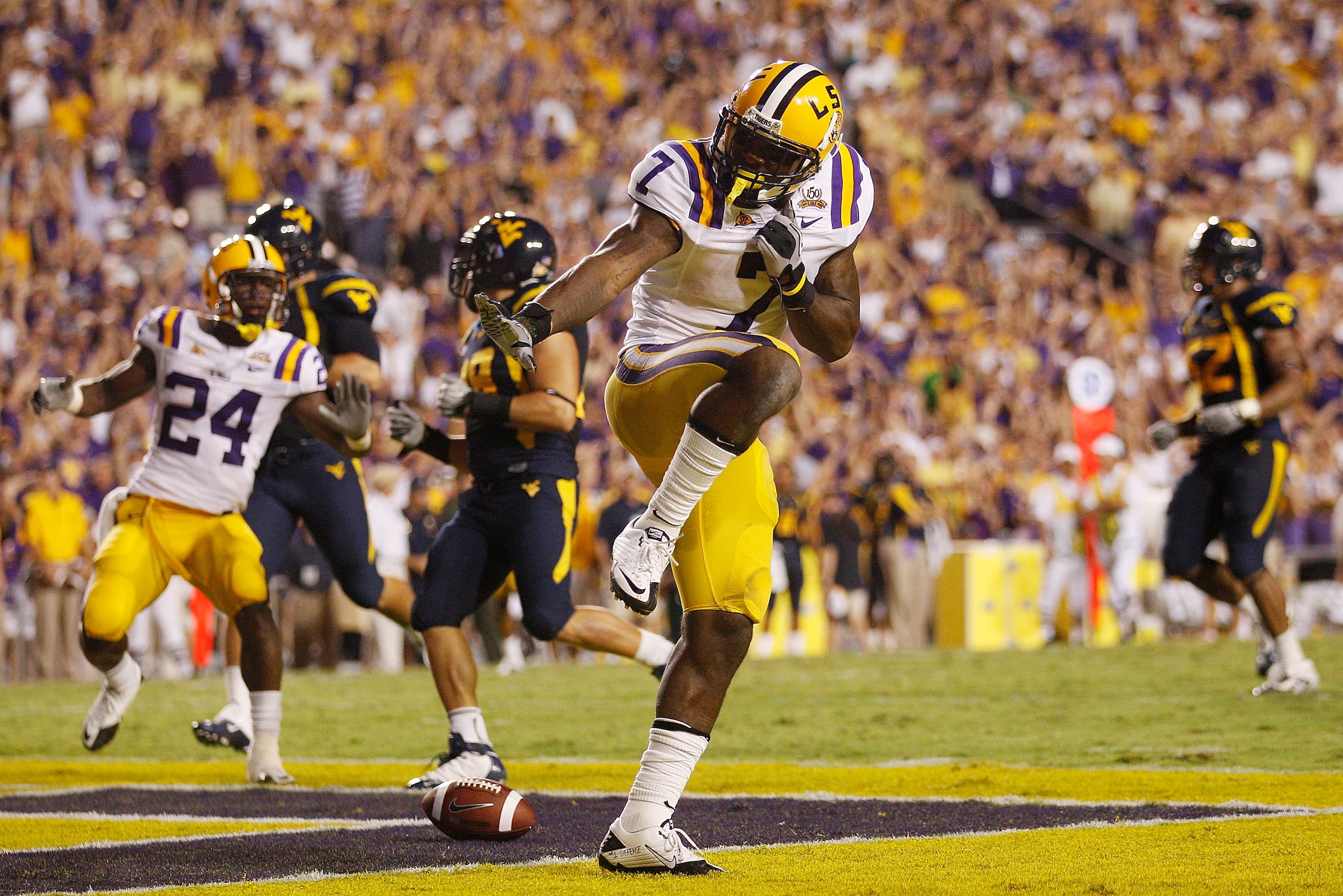 BATON ROUGE, LA - SEPTEMBER 25:  Patrick Peterson #7 of the Louisiana State Univeristy Tigers celebrates after scoring a touchdown by posing as the Heisman Trophy against the West Virginia Mountaineers at Tiger Stadium on September 25, 2010 in Baton Rouge