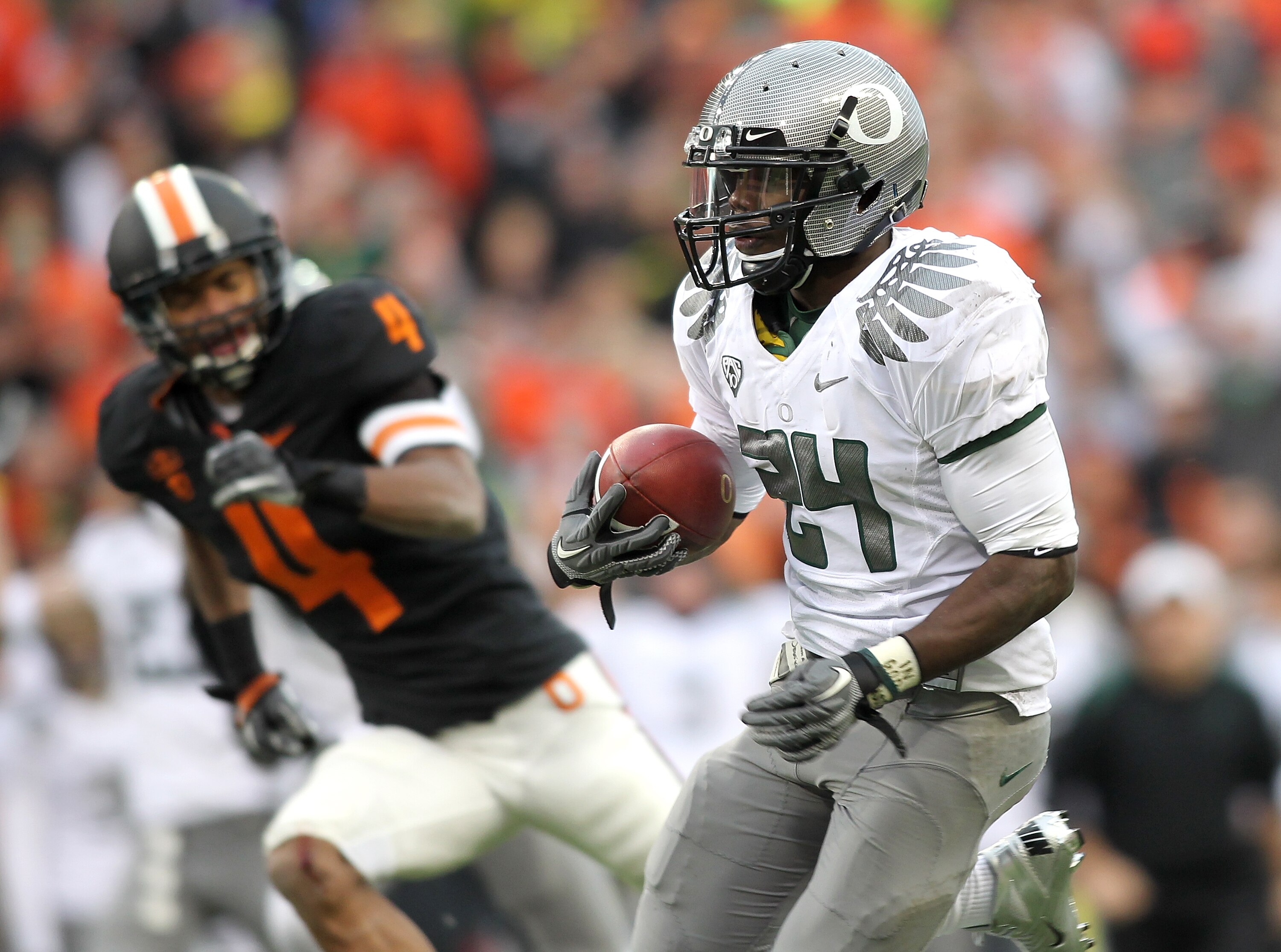 CORVALLIS, OR - DECEMBER 04:  Kenjon Barner #24 of the Oregon Ducks runs for a touchdown against the Oregon State Beavers during the 114th Civil War on December 4, 2010 at the Reser Stadium in Corvallis, Oregon.  (Photo by Jonathan Ferrey/Getty Images)