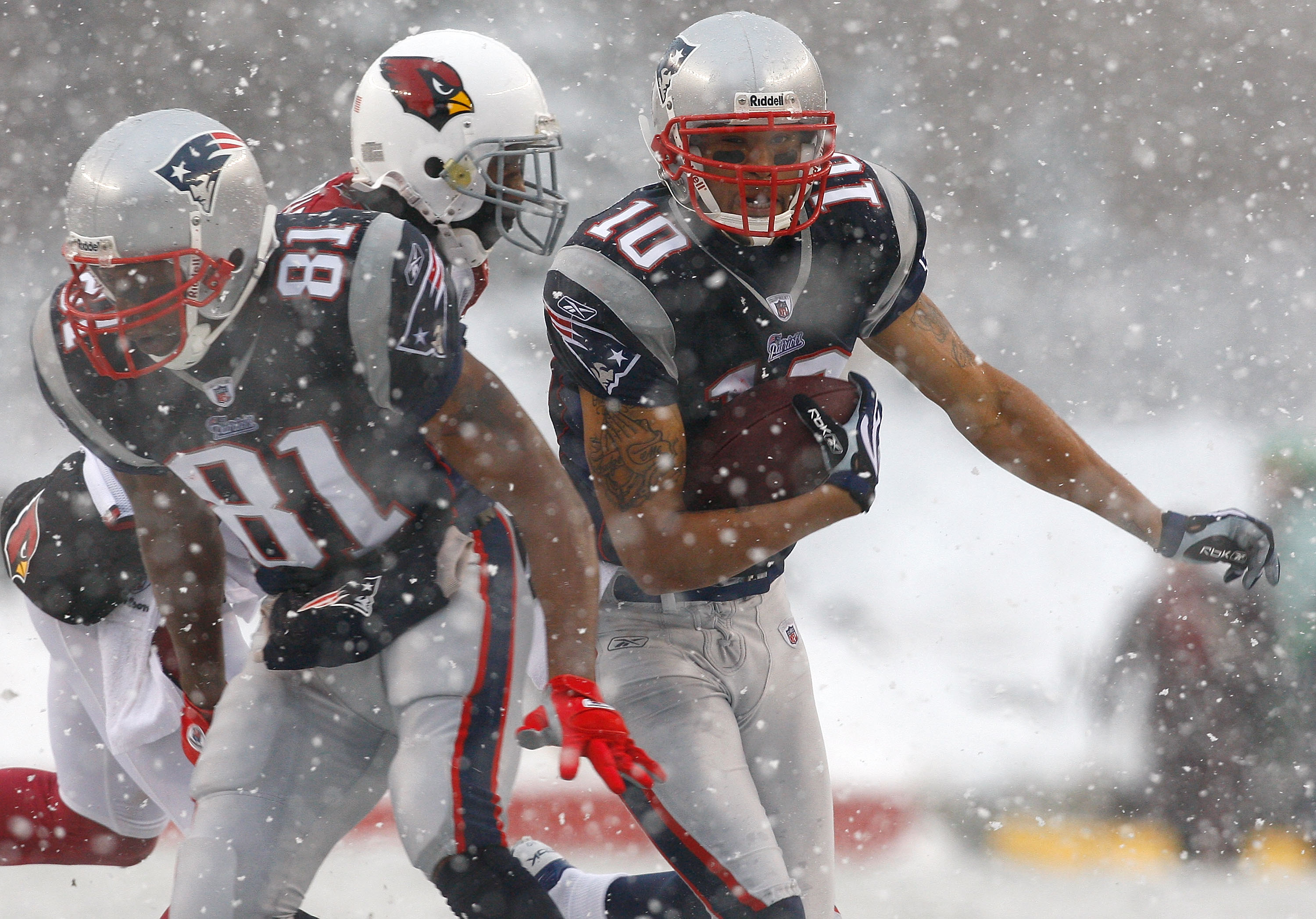 FOXBORO, MA - DECEMBER 21: Randy Moss #81 of the New England Patriots blocks as teammate Jabar Gaffney #10 gains yardage against the Arizona Cardinals at Gillette Stadium on December 21, 2008 in Foxboro, Massachusetts. The Patriots won 47-7. (Photo by Jim