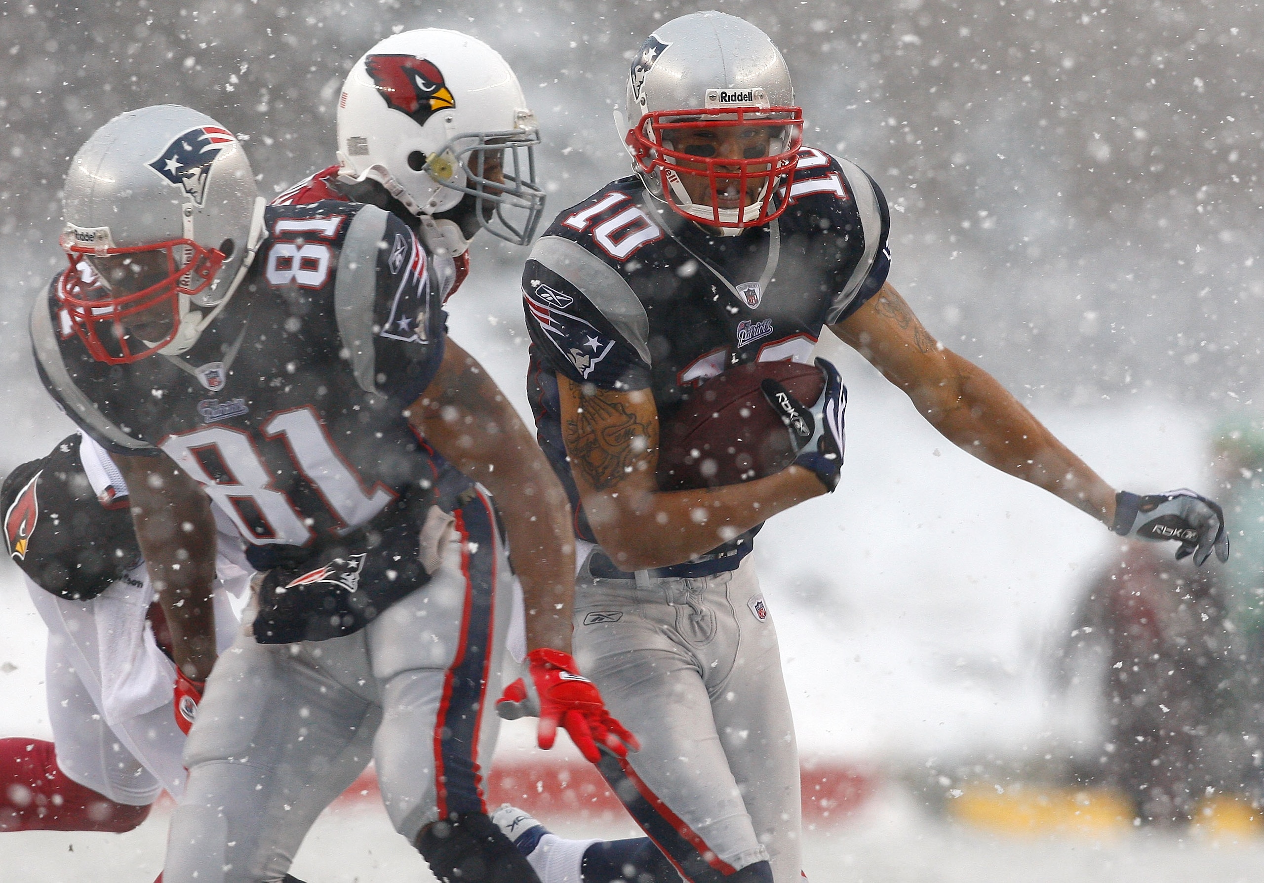 FOXBORO, MA - DECEMBER 21: Randy Moss #81 of the New England Patriots blocks as teammate Jabar Gaffney #10 gains yardage against the Arizona Cardinals at Gillette Stadium on December 21, 2008 in Foxboro, Massachusetts. The Patriots won 47-7. (Photo by Jim FOXBORO, MA - DECEMBER 21: Randy Moss #81 of the New England Patriots blocks as teammate Jabar Gaffney #10 gains yardage against the Arizona Cardinals at Gillette Stadium on December 21, 2008 in Foxboro, Massachusetts. The Patriots won 47-7. (Photo by Jim