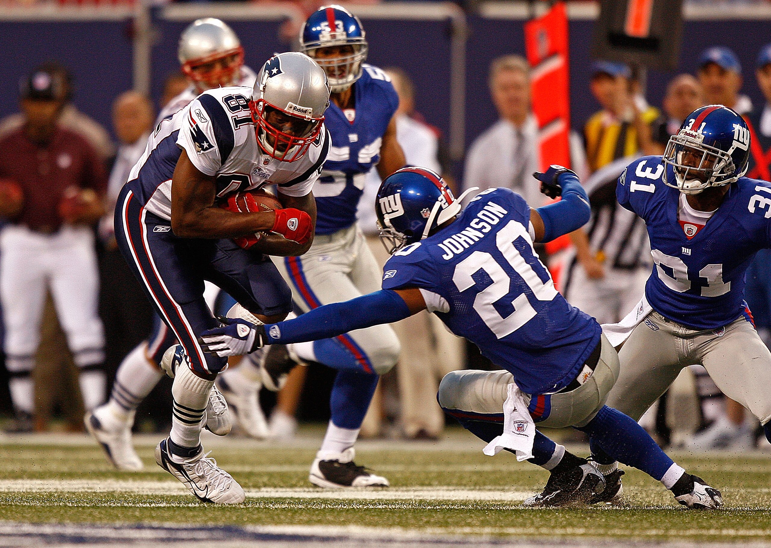 EAST RUTHERFORD, NJ - AUGUST 28: Wide receiver Randy Moss #81 of the New England Patriots makes a catch during a preseason game against the New York Giants on August 28, 2008 at Giants Stadium in East Rutherford, New Jersey. (Photo by Mike Ehrmann/Getty EAST RUTHERFORD, NJ - AUGUST 28: Wide receiver Randy Moss #81 of the New England Patriots makes a catch during a preseason game against the New York Giants on August 28, 2008 at Giants Stadium in East Rutherford, New Jersey. (Photo by Mike Ehrmann/Getty