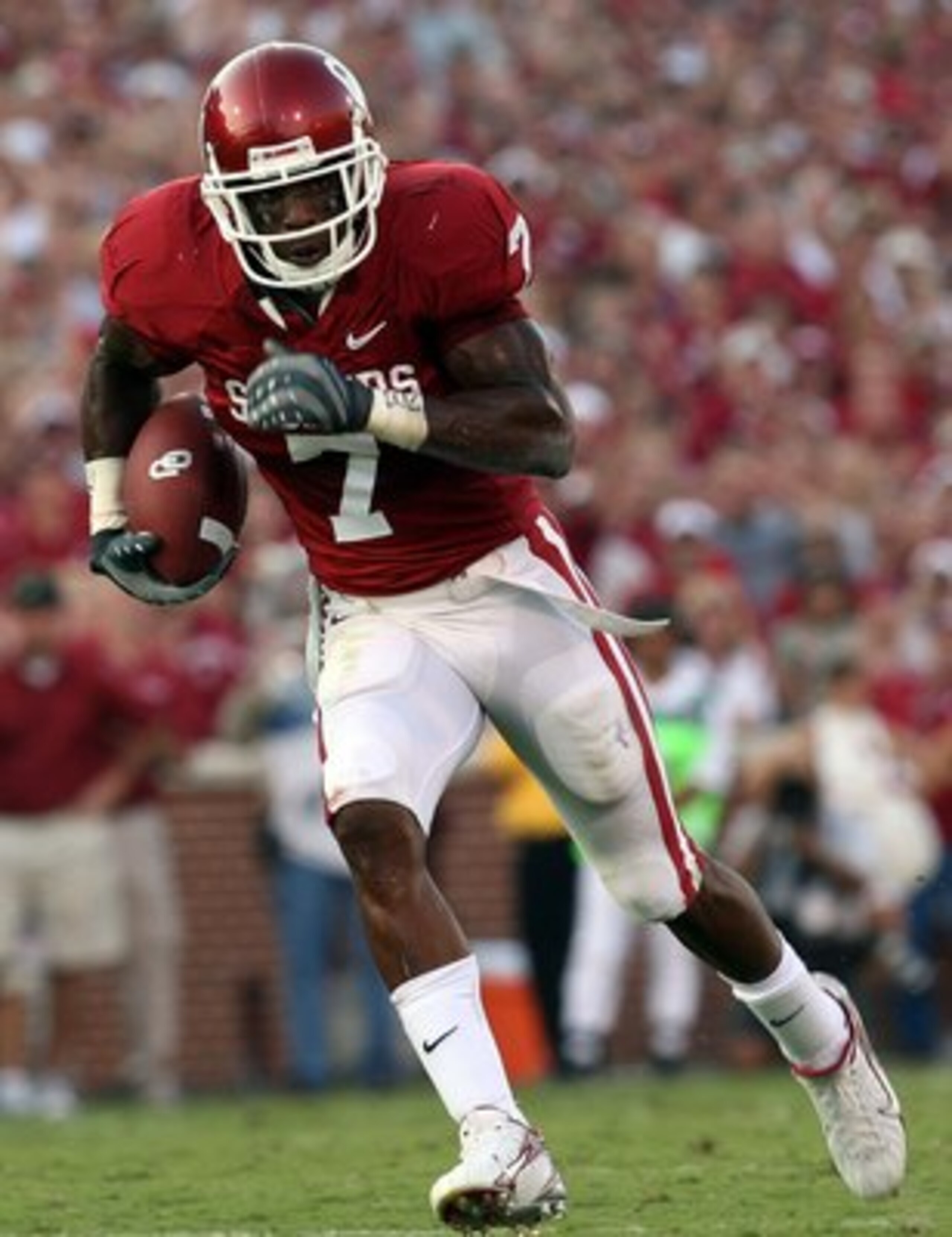 NORMAN, OK - SEPTEMBER 27:  Running back DeMarco Murray #7 of the Oklahoma Sooners during play against the TCU Horned Frogs at Memorial Stadium on September 27, 2008 in Norman, Oklahoma.  (Photo by Ronald Martinez/Getty Images)