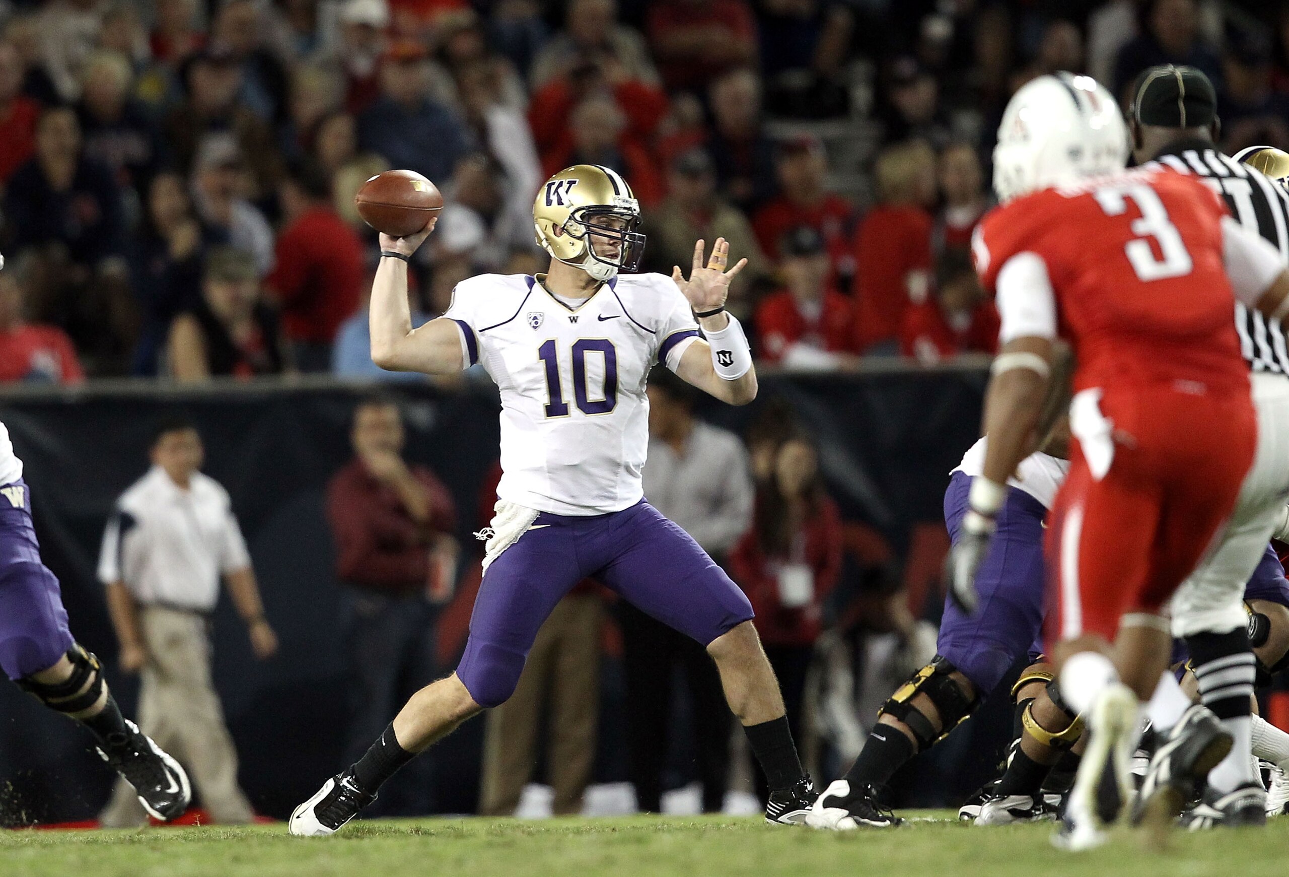 TUCSON, AZ - OCTOBER 23: Quarterback Jake Locker #10 of the Washington Huskies drops back to pass during the college football game against the Arizona Wildcats at Arizona Stadium on October 23, 2010 in Tucson, Arizona. The Wildcats defeated the Huskies 4 TUCSON, AZ - OCTOBER 23: Quarterback Jake Locker #10 of the Washington Huskies drops back to pass during the college football game against the Arizona Wildcats at Arizona Stadium on October 23, 2010 in Tucson, Arizona. The Wildcats defeated the Huskies 4
