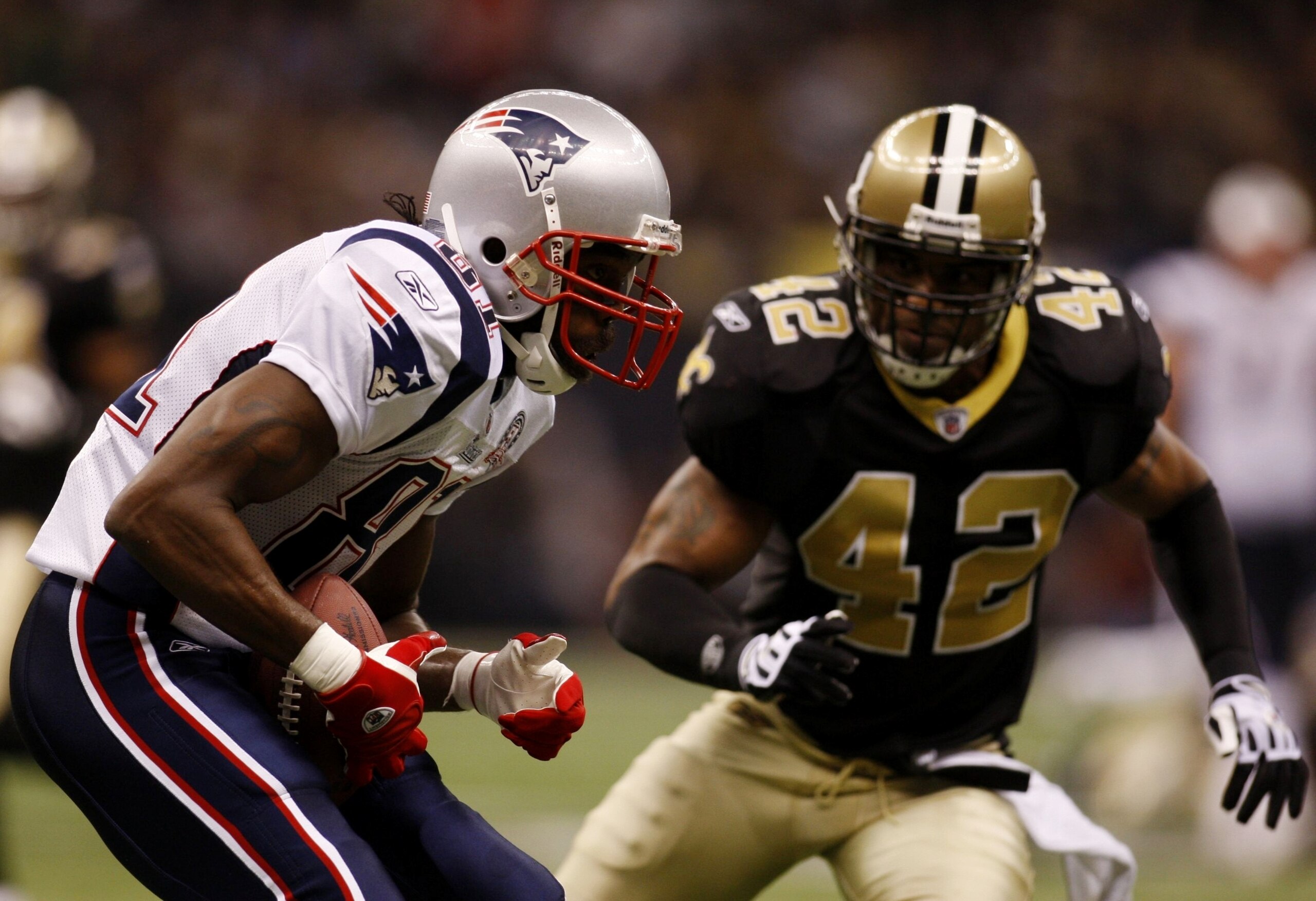 NEW ORLEANS - NOVEMBER 30: Randy Moss #81 of the New England Patriots makes a reception for a first down in front of Darren Sharper #42 of the New Orleans Saints in the third quarter of the game at Louisana Superdome on November 30, 2009 in New Orleans, NEW ORLEANS - NOVEMBER 30: Randy Moss #81 of the New England Patriots makes a reception for a first down in front of Darren Sharper #42 of the New Orleans Saints in the third quarter of the game at Louisana Superdome on November 30, 2009 in New Orleans,