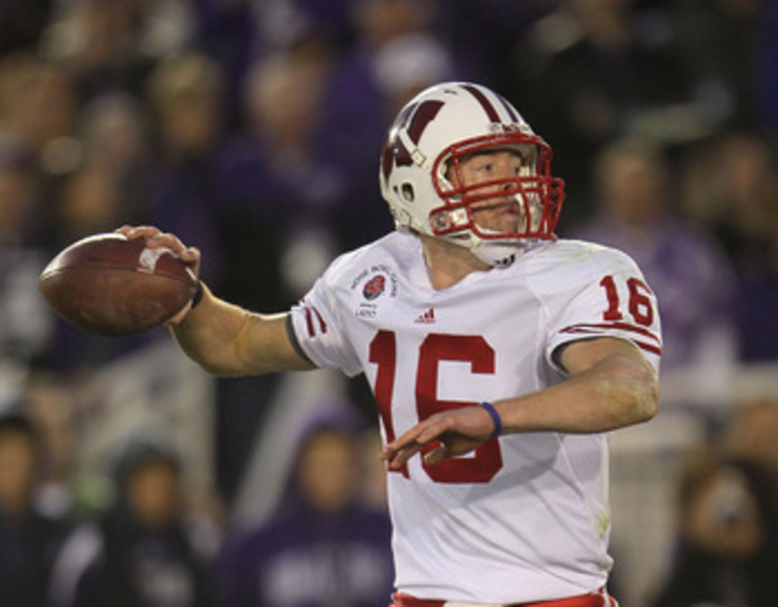 PASADENA, CA - JANUARY 01:  Quarterback Scott Tolzien #16 of the Wisconsin Badgers looks to pass the ball against the TCU Horned Frogs in the 97th Rose Bowl game on January 1, 2011 in Pasadena, California.  (Photo by Jeff Gross/Getty Images)