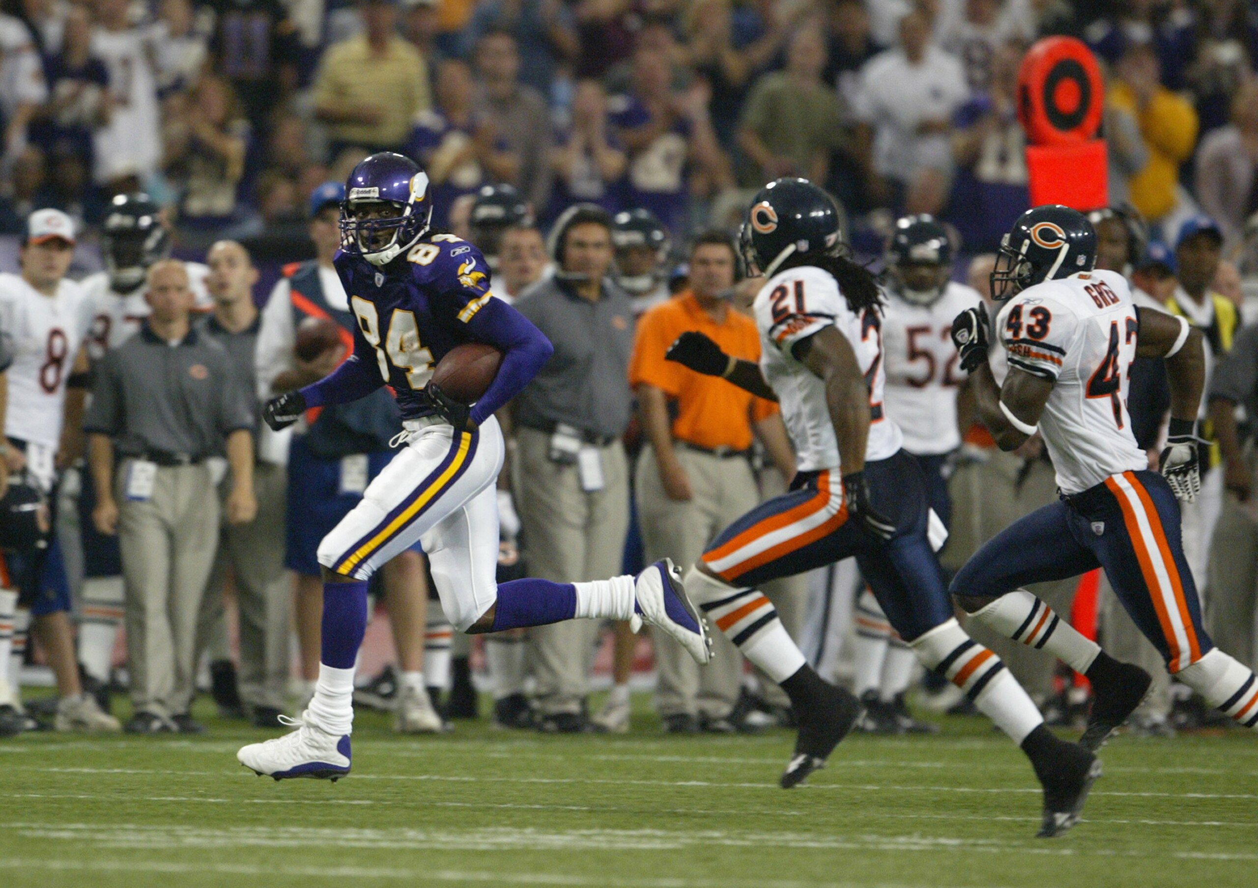 MINNEAPOLIS - SEPTEMBER 26: Randy Moss #84 of the Minnesota Vikings carries the ball during the game against the Chicago Bears at the Hubert H. Humphrey Metrodome on September 26, 2004 in Minneapolis, Minnesota. The Vikings defeated the Bears 27-22. (Phot MINNEAPOLIS - SEPTEMBER 26: Randy Moss #84 of the Minnesota Vikings carries the ball during the game against the Chicago Bears at the Hubert H. Humphrey Metrodome on September 26, 2004 in Minneapolis, Minnesota. The Vikings defeated the Bears 27-22. (Phot