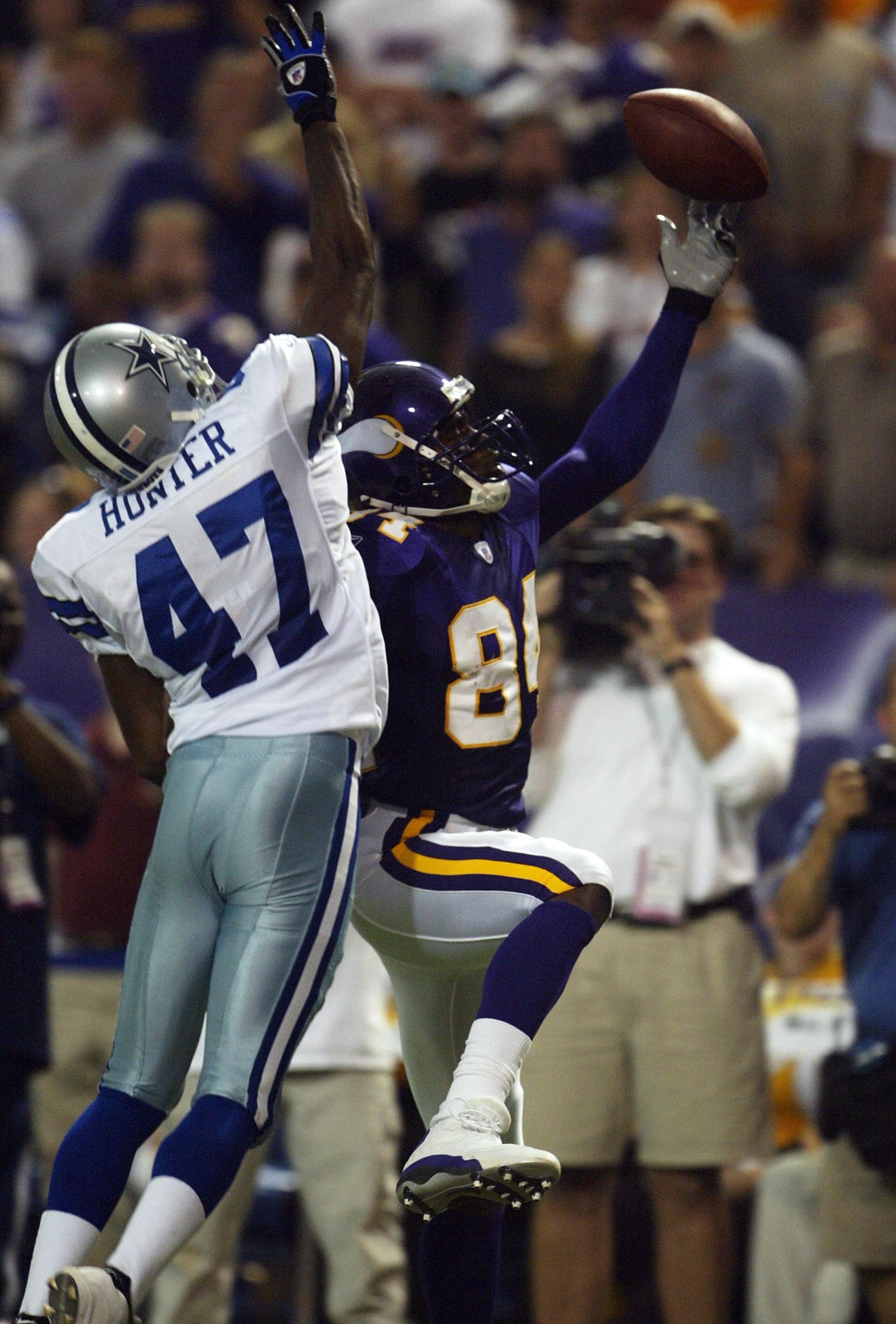 MINNEAPOLIS - SEPTEMBER 12: Wide receiver Randy Moss #84 of the Minnesota Vikings goes up to make a catch in front of Pete Hunter #47 of the Dallas Cowboys but can't come up with the ball on September 12, 2004 at Hubert H. Humphrey Metrodome in Minneapol MINNEAPOLIS - SEPTEMBER 12: Wide receiver Randy Moss #84 of the Minnesota Vikings goes up to make a catch in front of Pete Hunter #47 of the Dallas Cowboys but can't come up with the ball on September 12, 2004 at Hubert H. Humphrey Metrodome in Minneapol