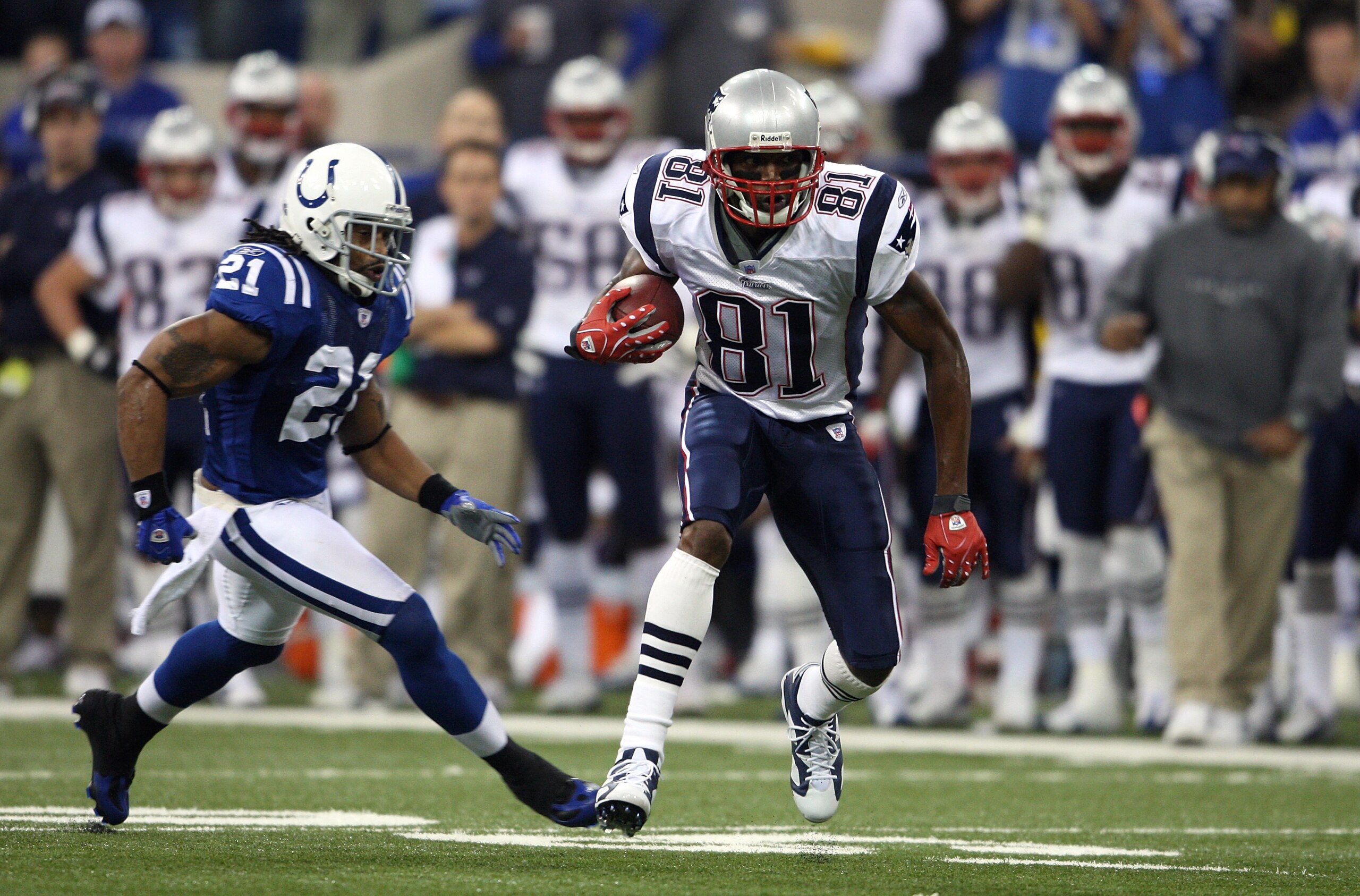 INDIANAPOLIS - NOVEMBER 04: Randy Moss #81 of the New England Patriots runs for yards after the catch against Bob Sanders #21 of the Indianapolis Colts on November 4, 2007 at the RCA Dome in Indianapolis, Indiana. (Photo by Andy Lyons/Getty Images) INDIANAPOLIS - NOVEMBER 04: Randy Moss #81 of the New England Patriots runs for yards after the catch against Bob Sanders #21 of the Indianapolis Colts on November 4, 2007 at the RCA Dome in Indianapolis, Indiana. (Photo by Andy Lyons/Getty Images)
